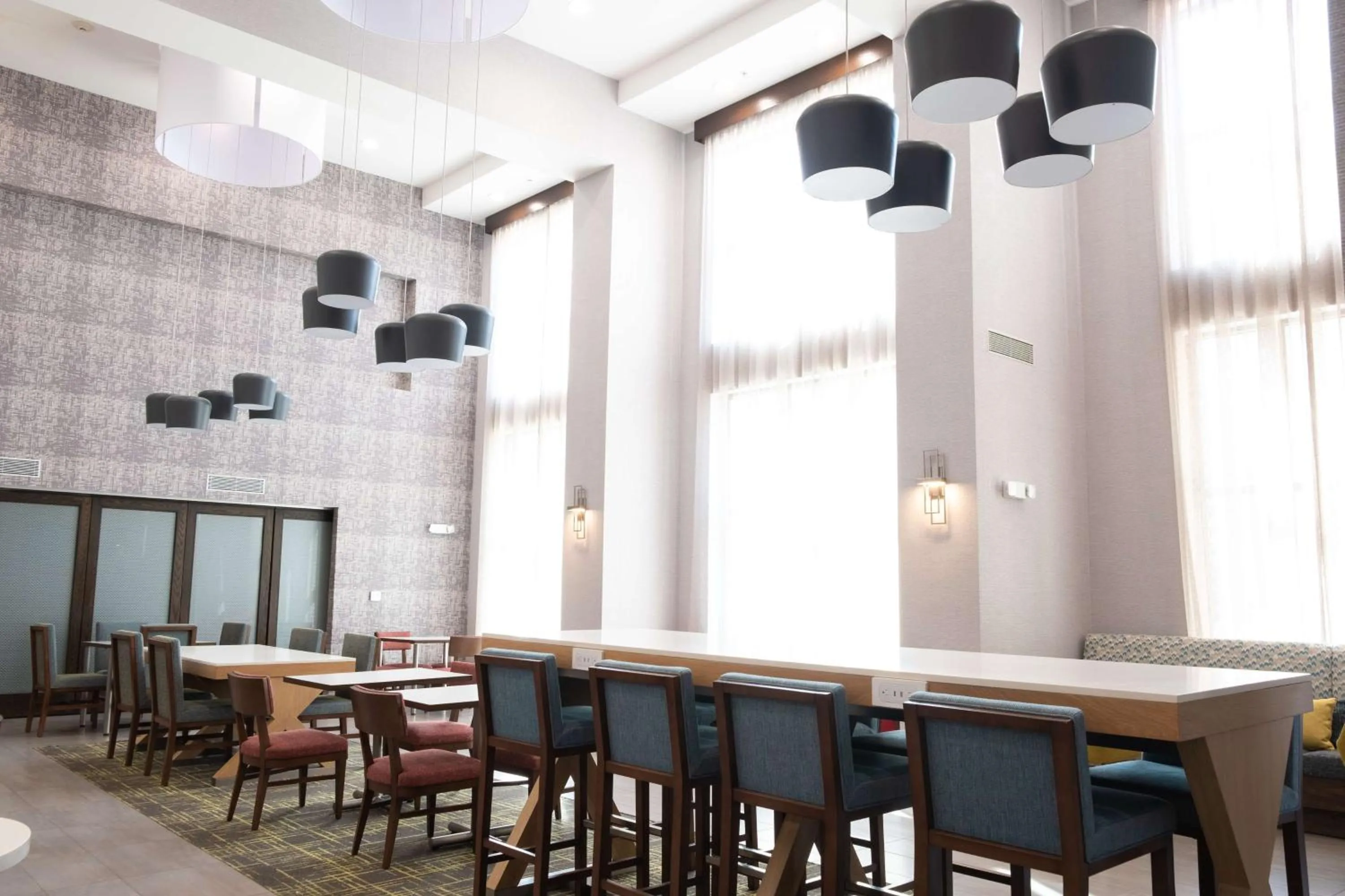 Breakfast in Hampton Inn and Suites Dallas/Lewisville-Vista Ridge Mall