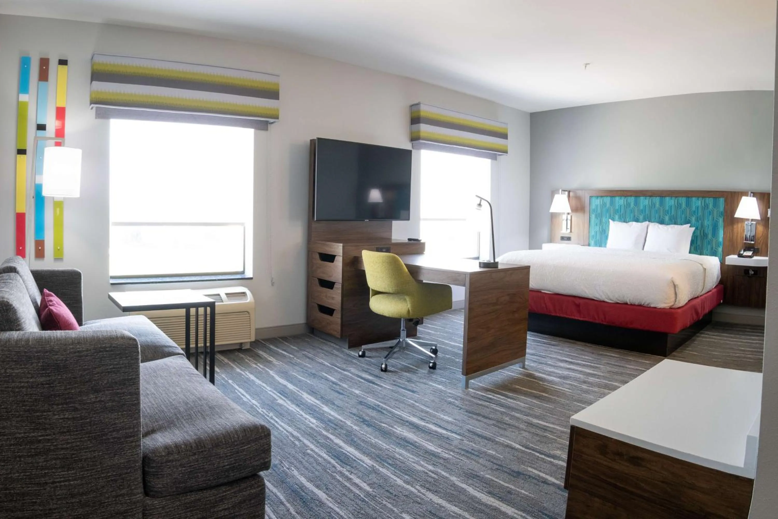 Bed in Hampton Inn and Suites Dallas/Lewisville-Vista Ridge Mall