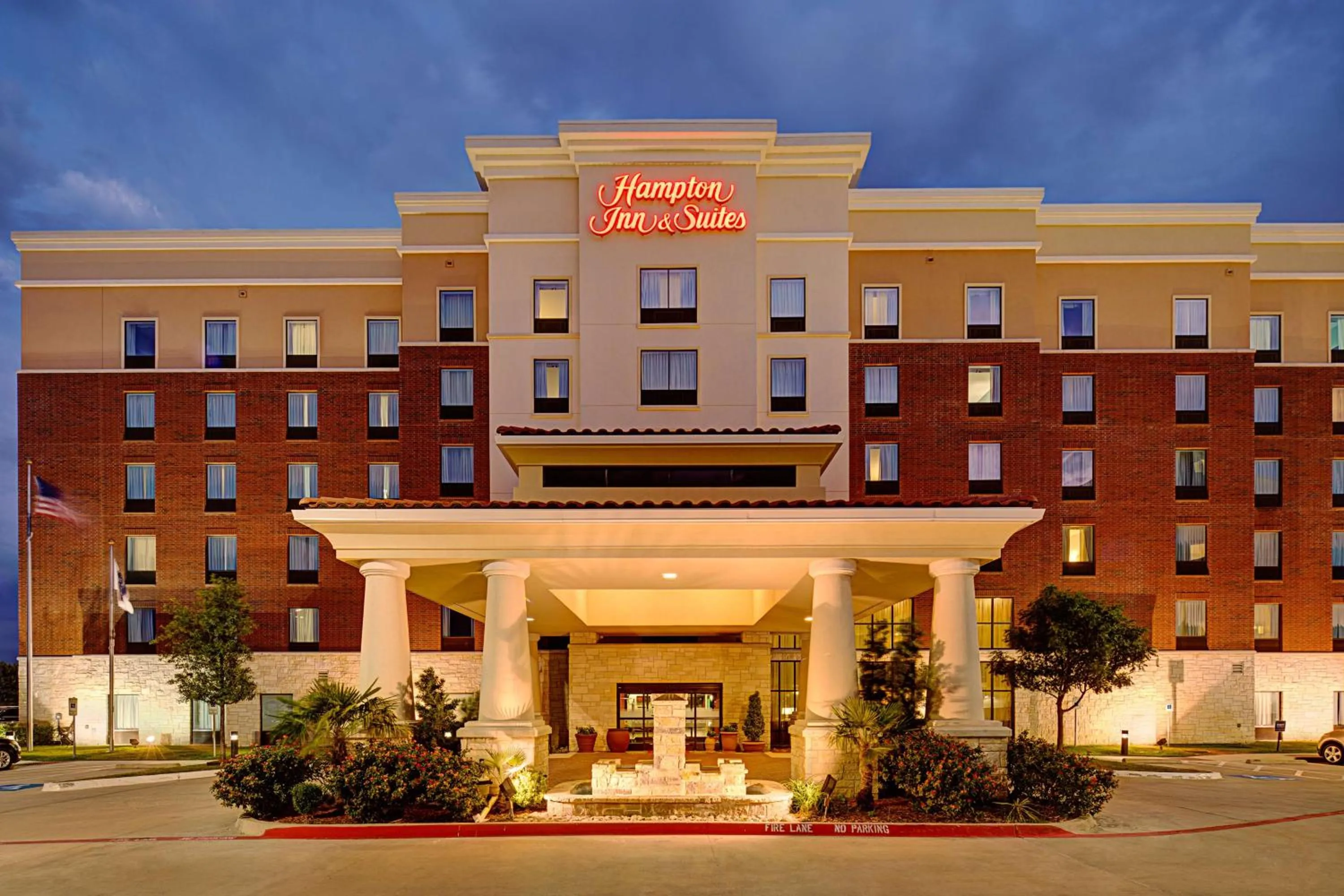Property building in Hampton Inn and Suites Dallas/Lewisville-Vista Ridge Mall