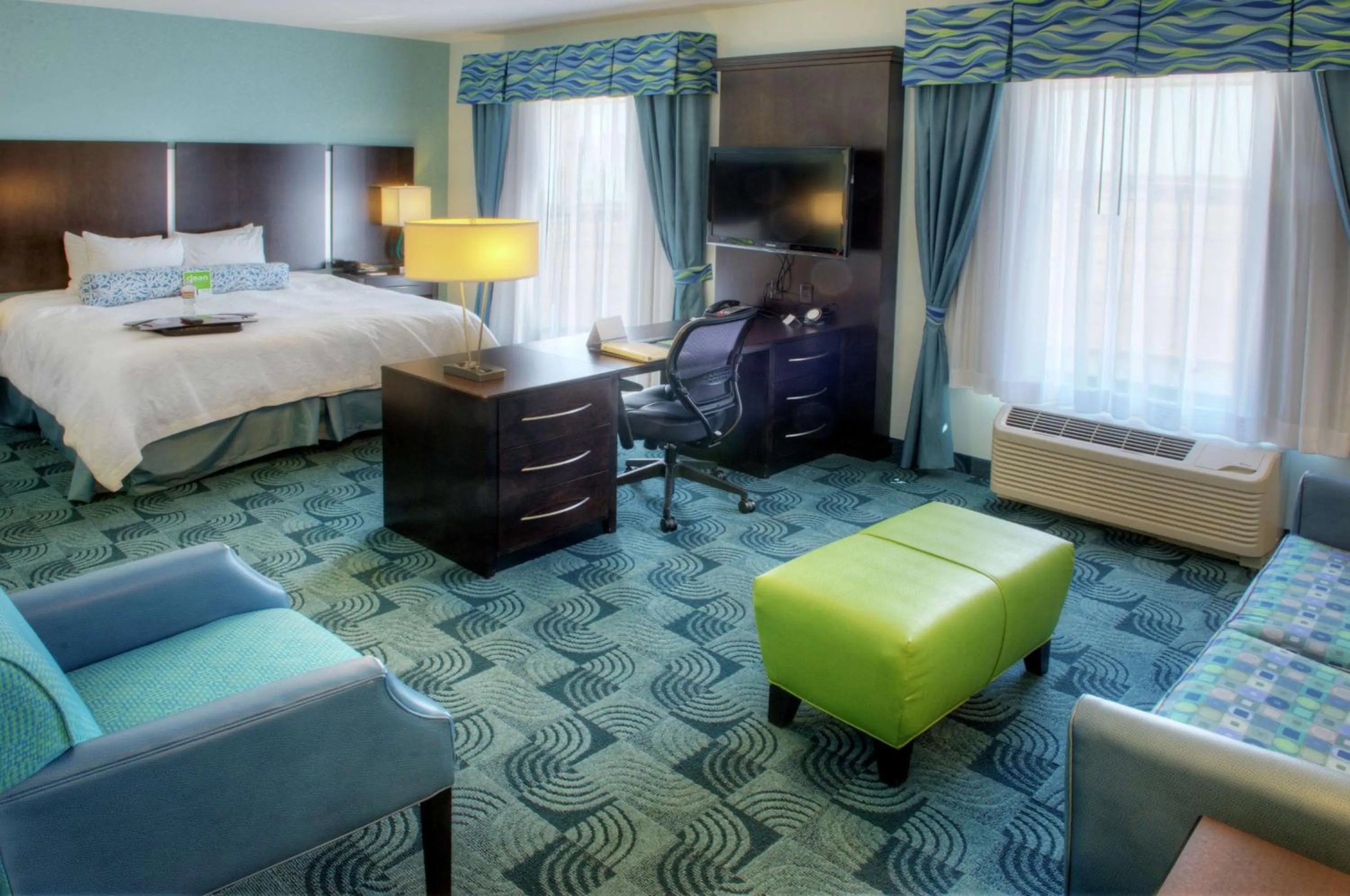 Bed in Hampton Inn and Suites Dallas/Lewisville-Vista Ridge Mall