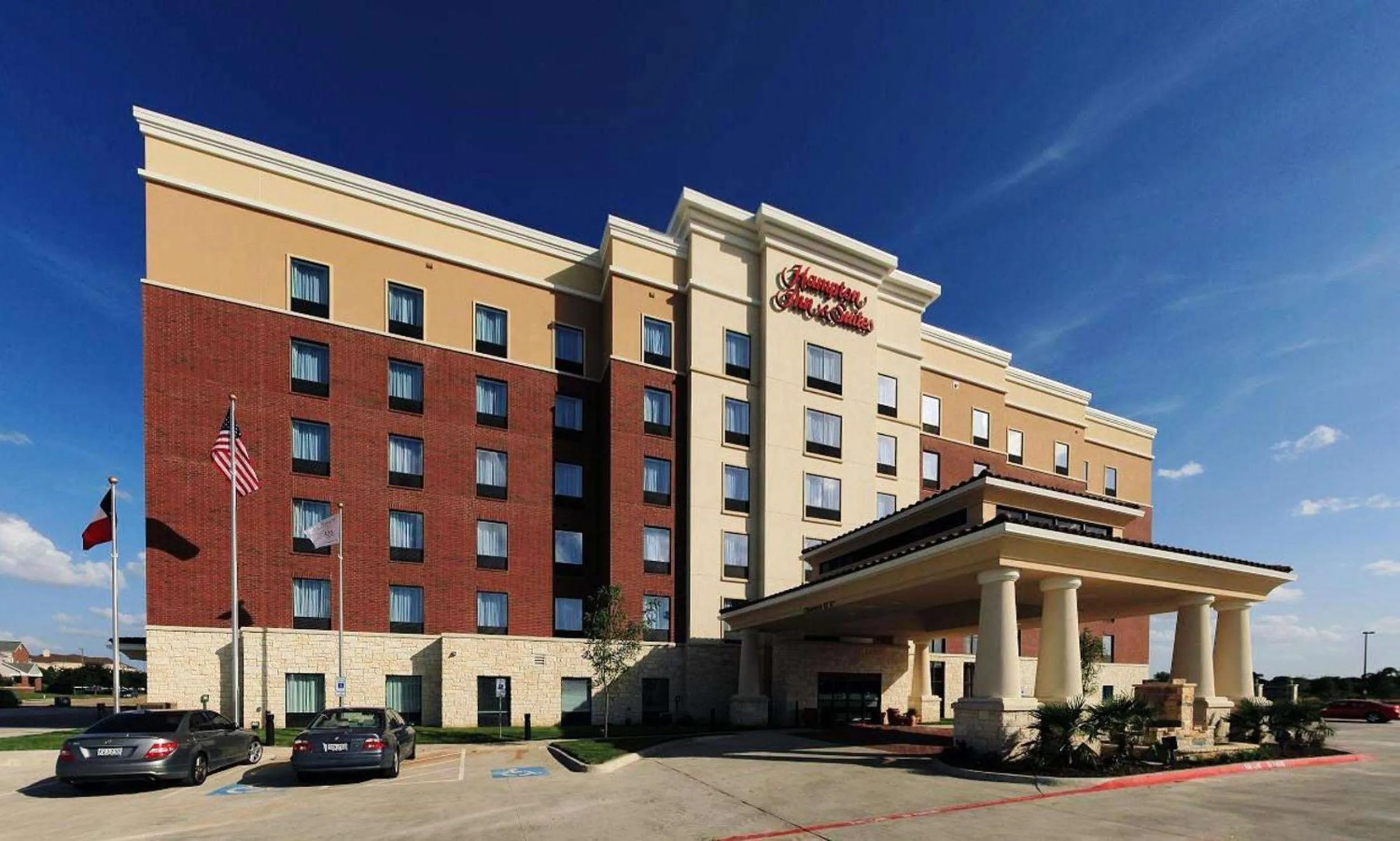 Property building in Hampton Inn and Suites Dallas/Lewisville-Vista Ridge Mall