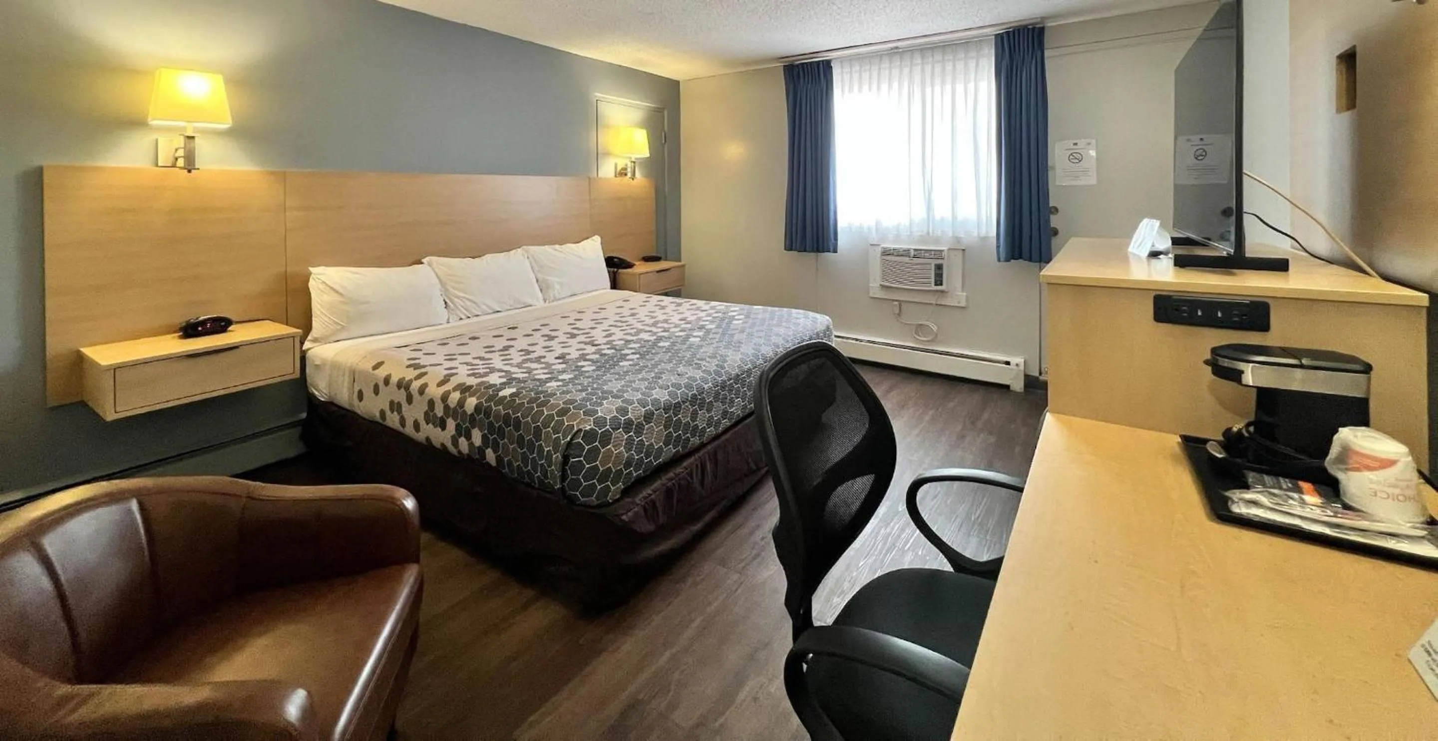 Bedroom, Bed in Econo Lodge Motel Village