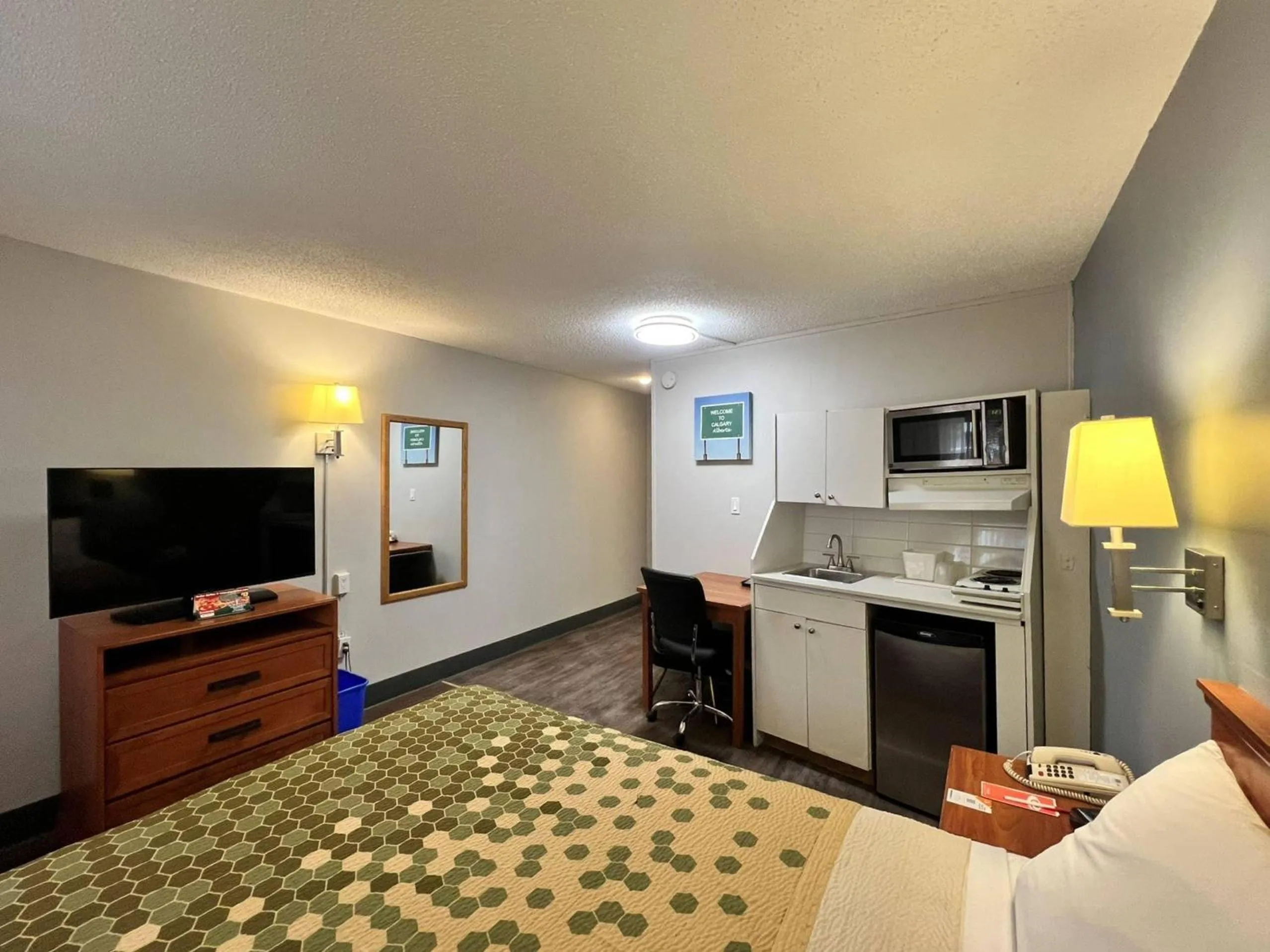 Bedroom, Bed in Econo Lodge Motel Village