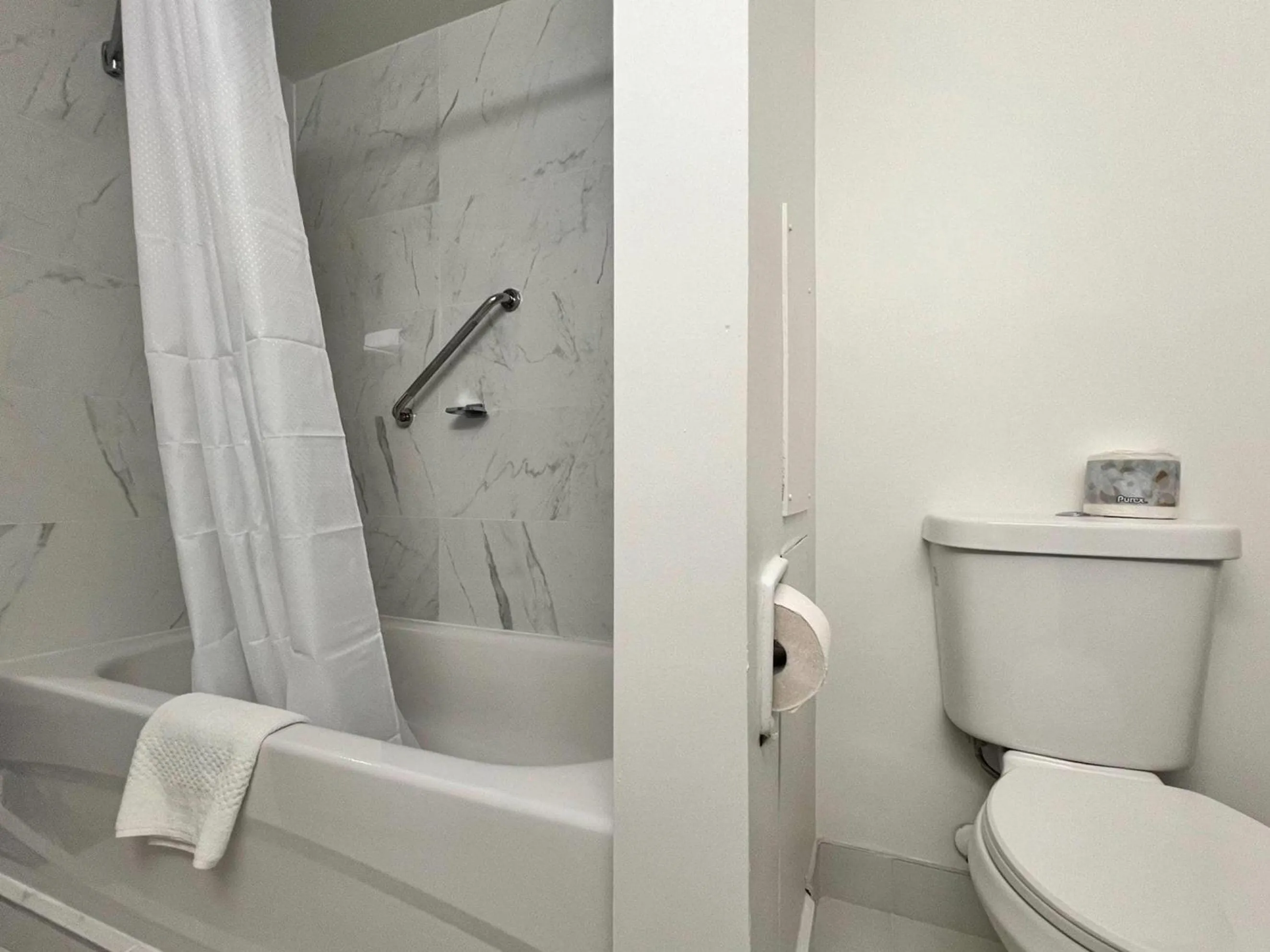 Bedroom in Econo Lodge Motel Village