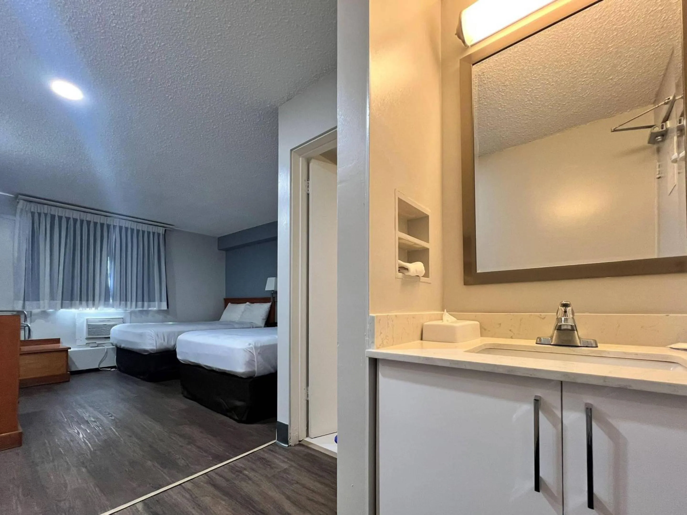 Bedroom, Bed in Econo Lodge Motel Village