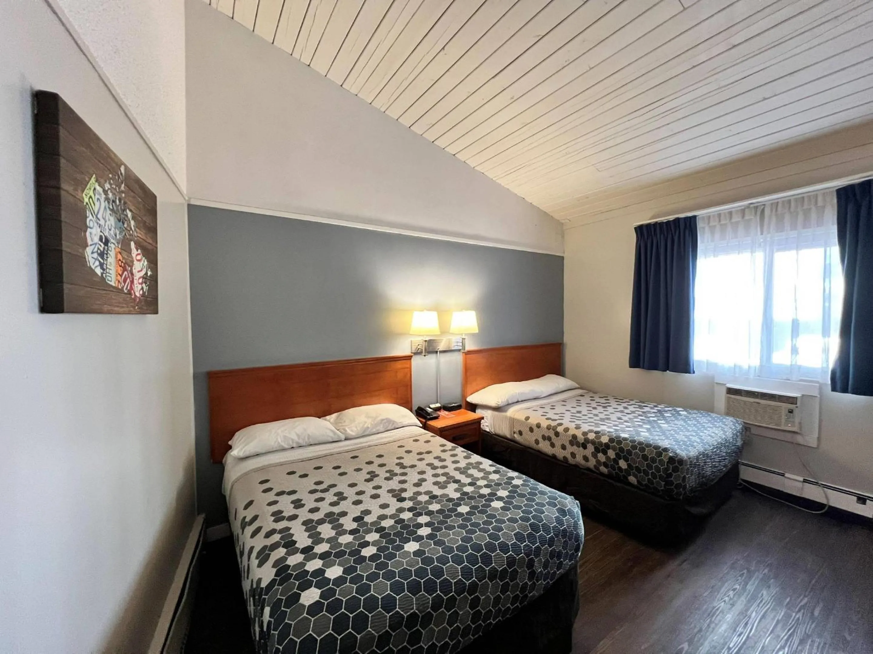 Bedroom, Bed in Econo Lodge Motel Village