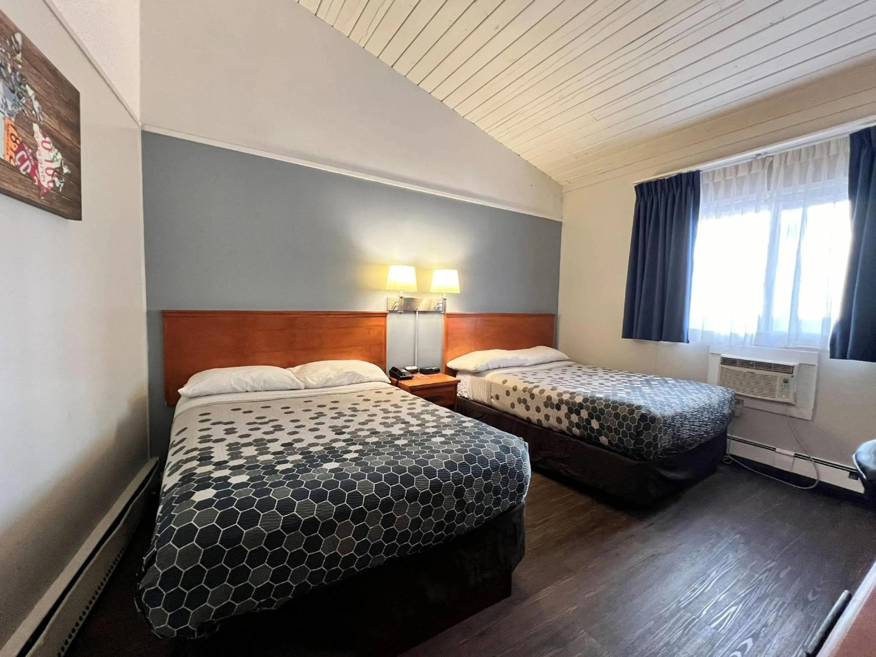 Bedroom, Bed in Econo Lodge Motel Village