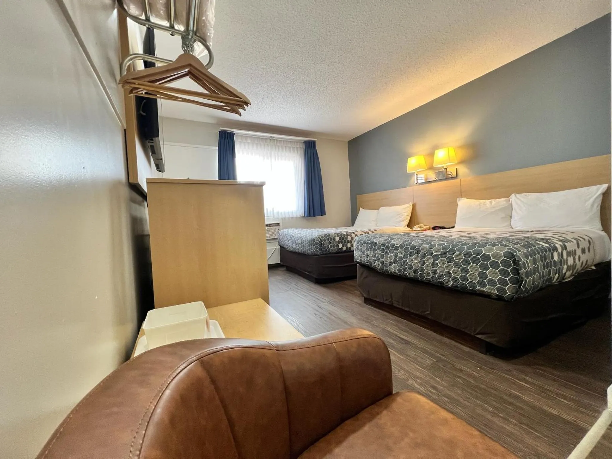 Bed in Econo Lodge Motel Village