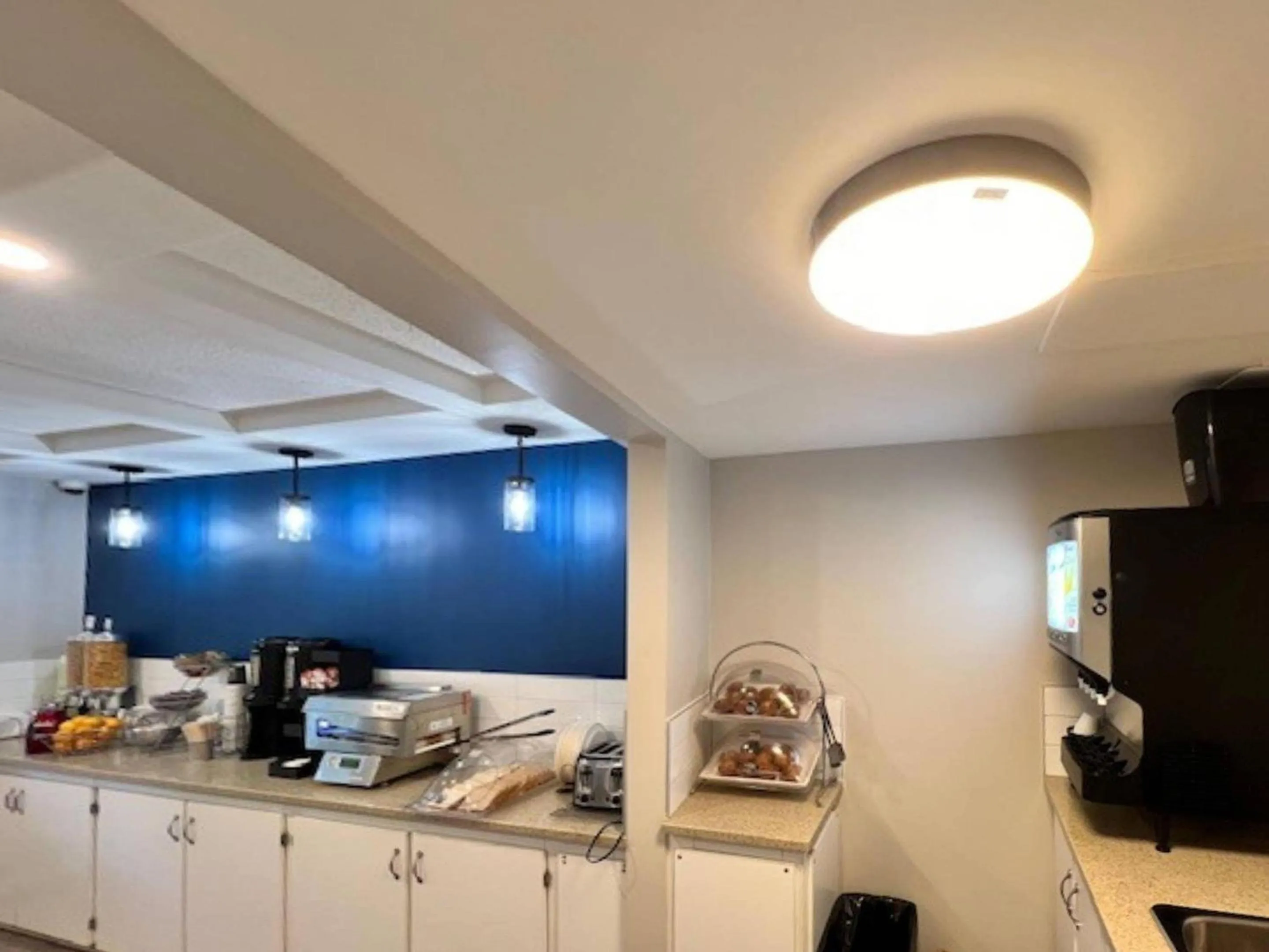 Breakfast in Econo Lodge Motel Village