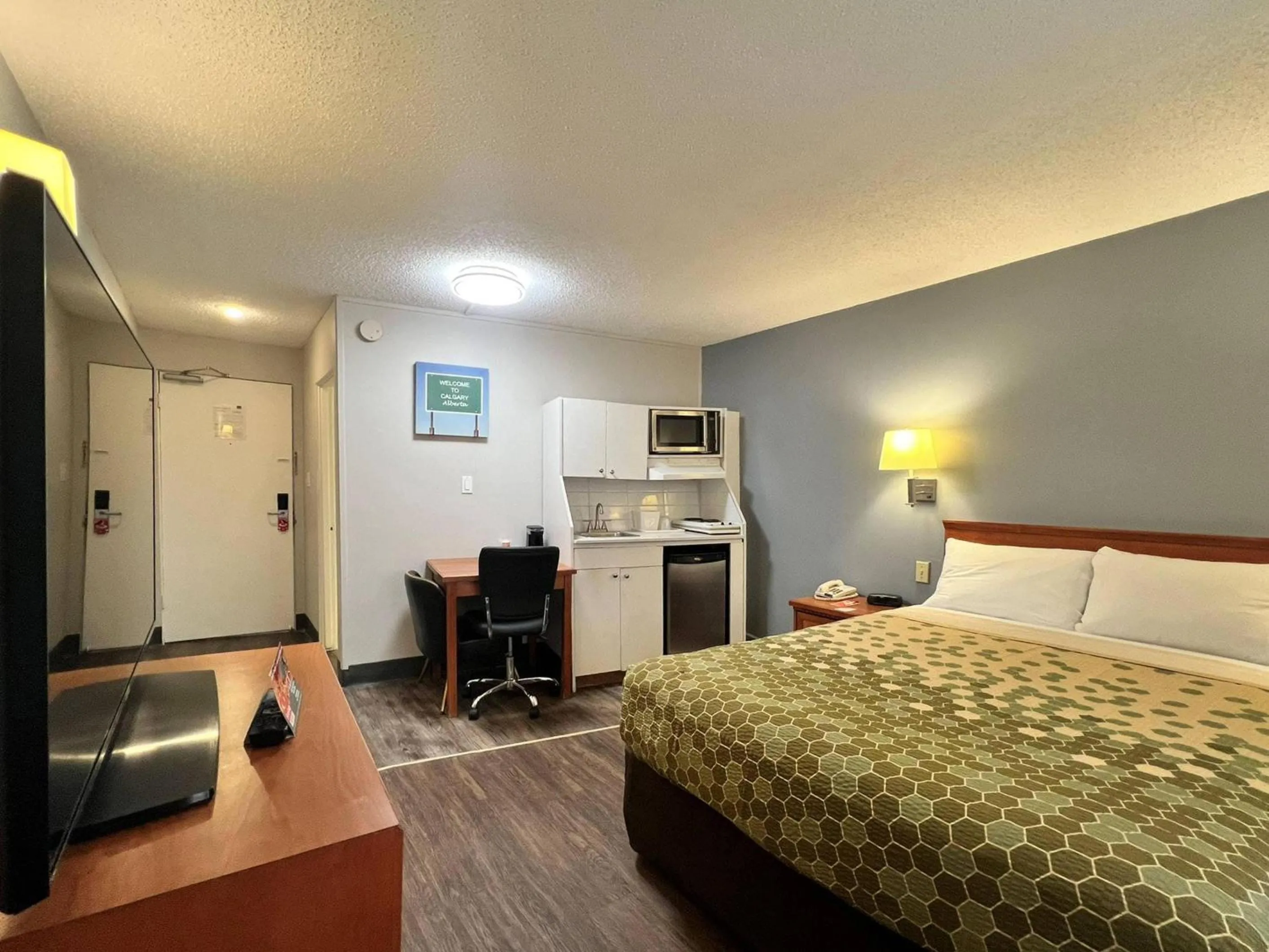 Bedroom, Bed in Econo Lodge Motel Village