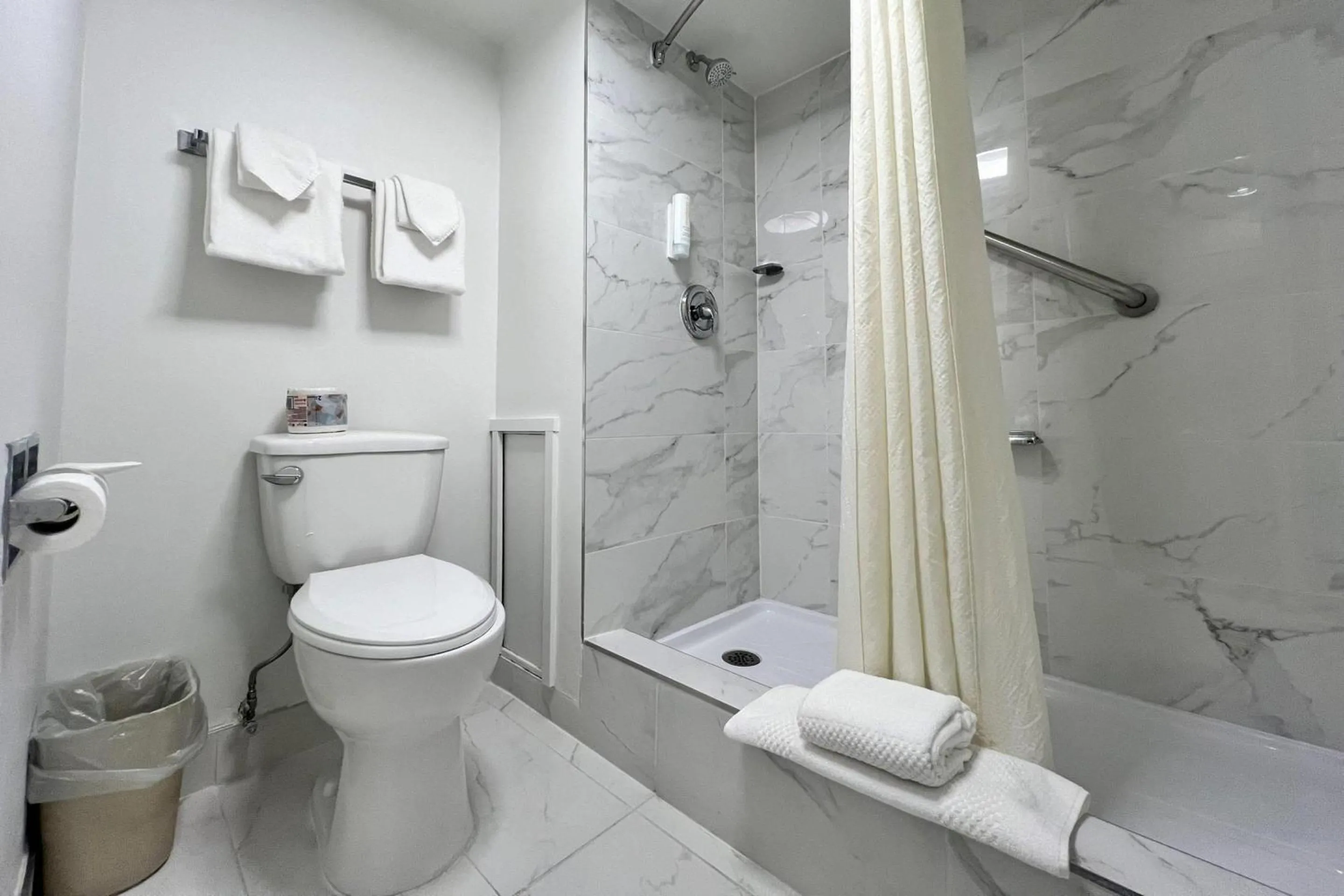 Bedroom in Econo Lodge Motel Village