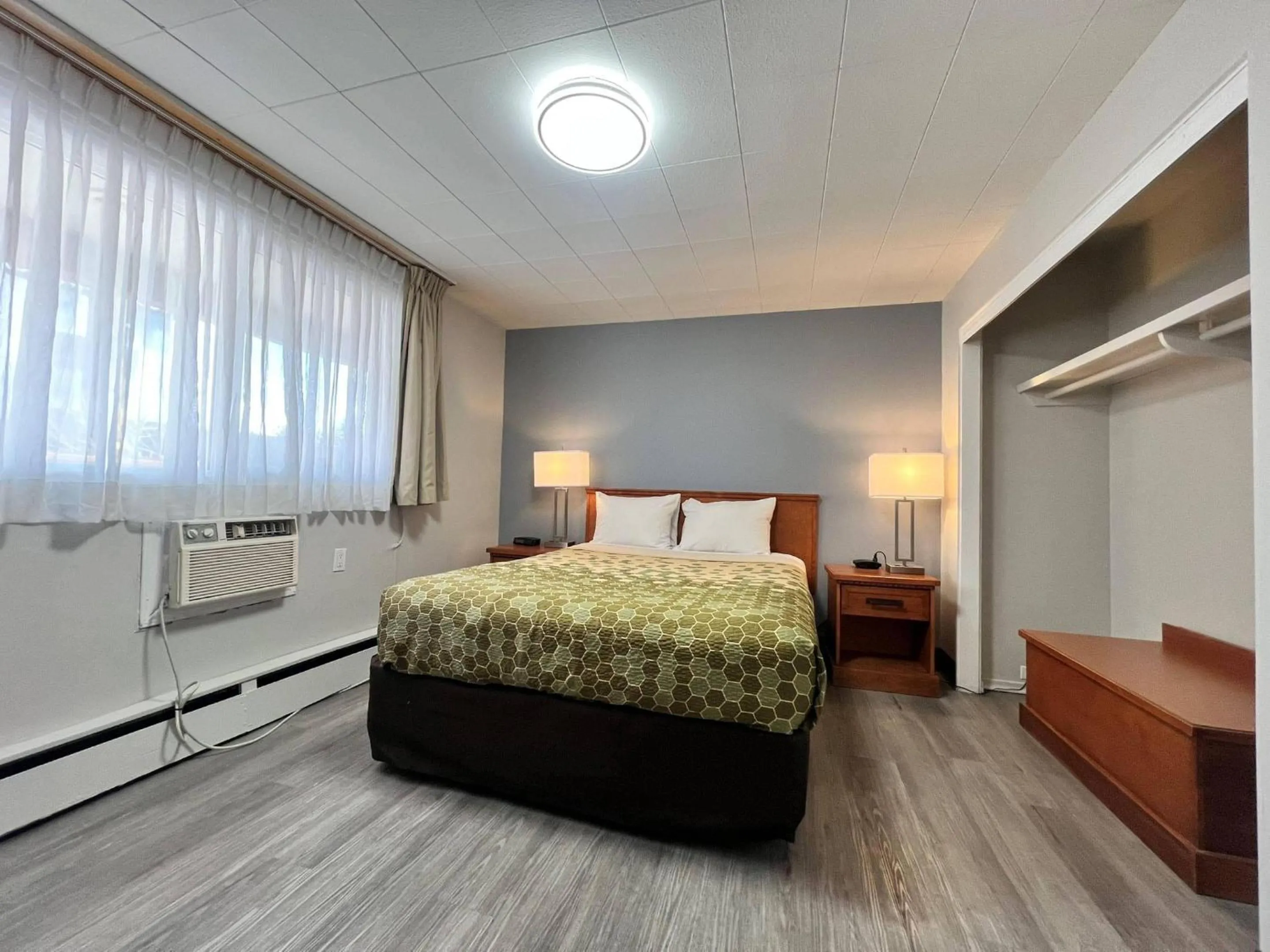 Bedroom, Bed in Econo Lodge Motel Village