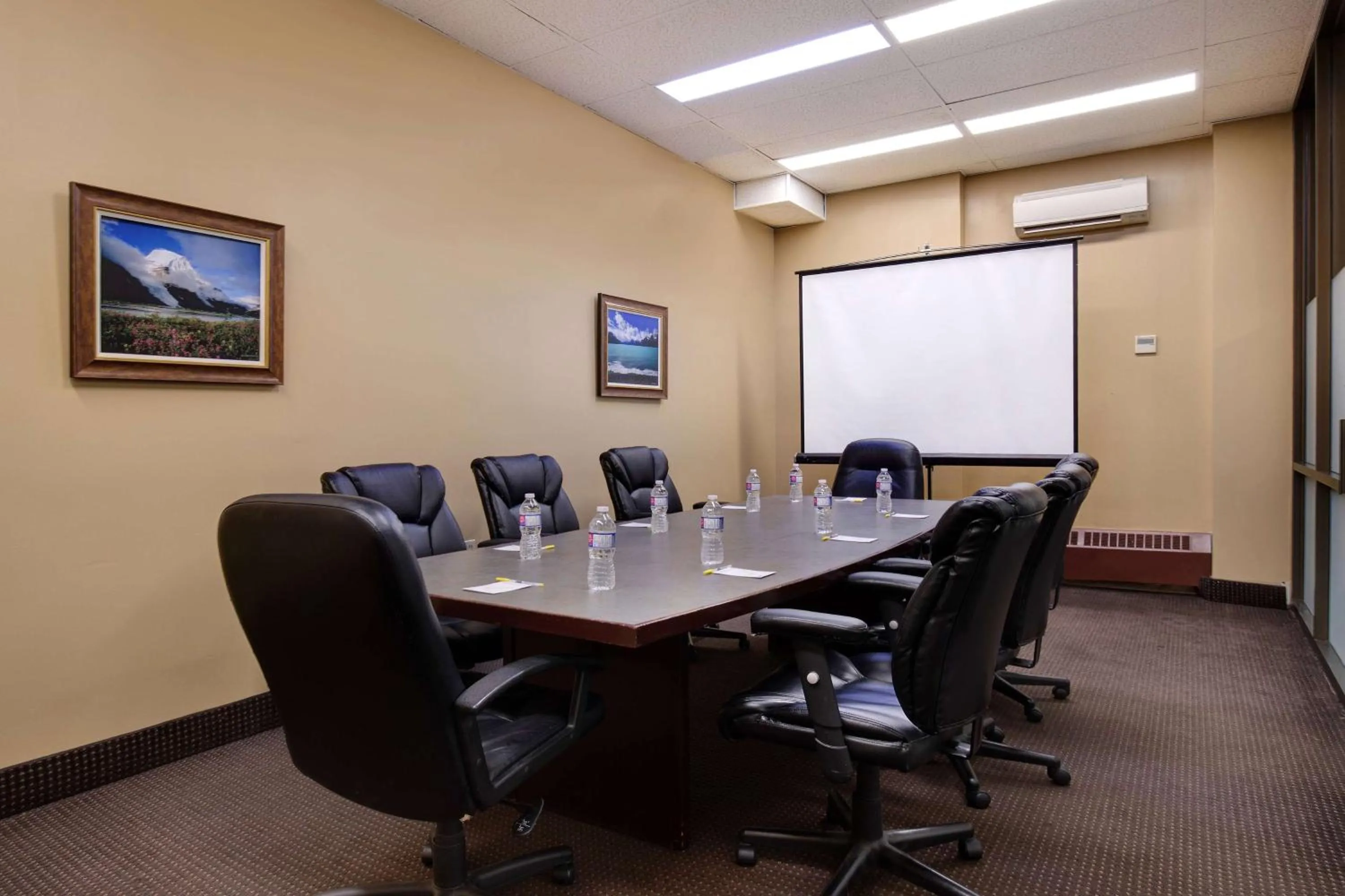 Meeting/conference room in Days Inn by Wyndham Calgary South