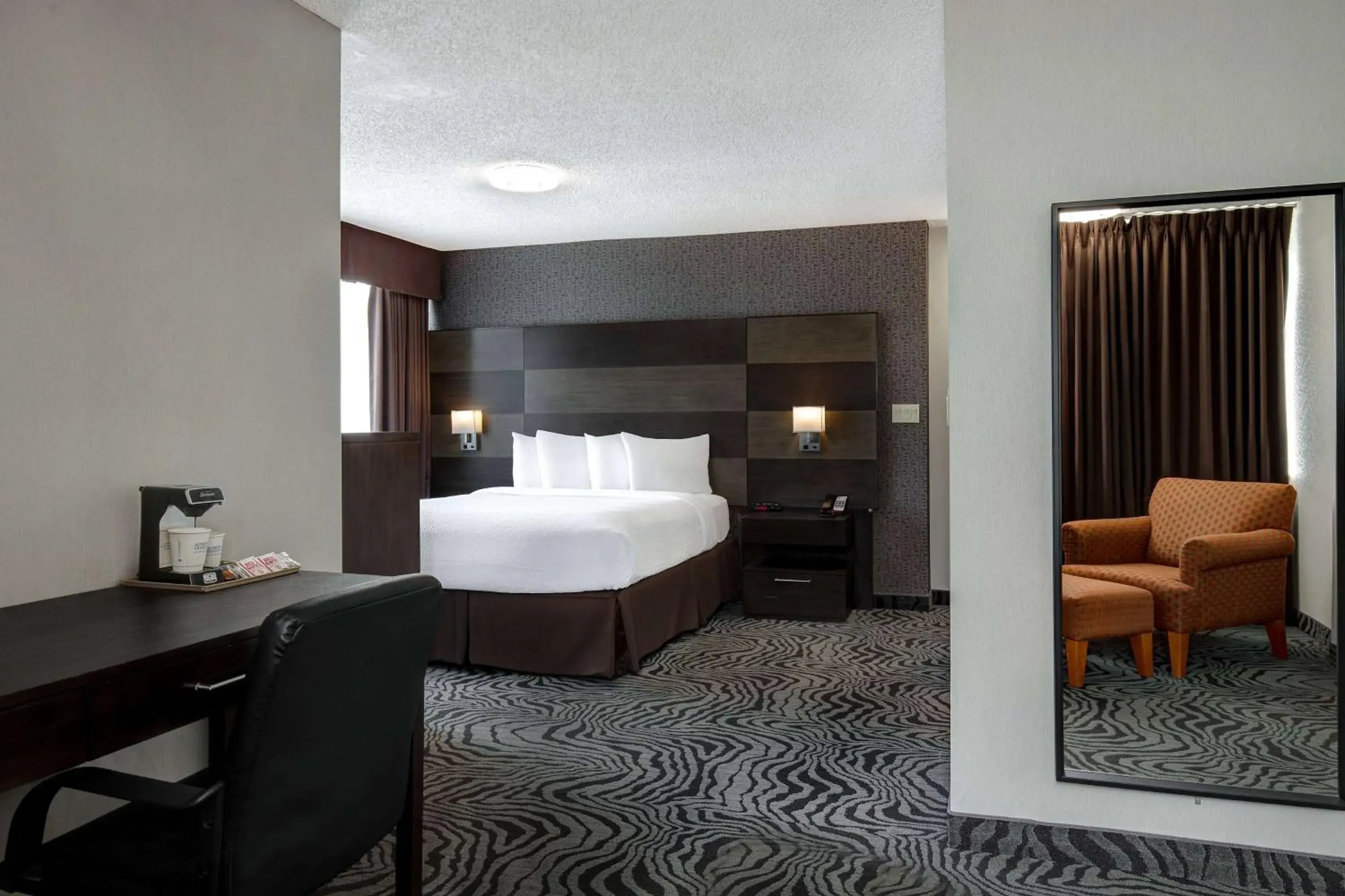 Queen Room - Non-Smoking in Days Inn by Wyndham Calgary South Queen Room - Non-Smoking in Days Inn by Wyndham Calgary South