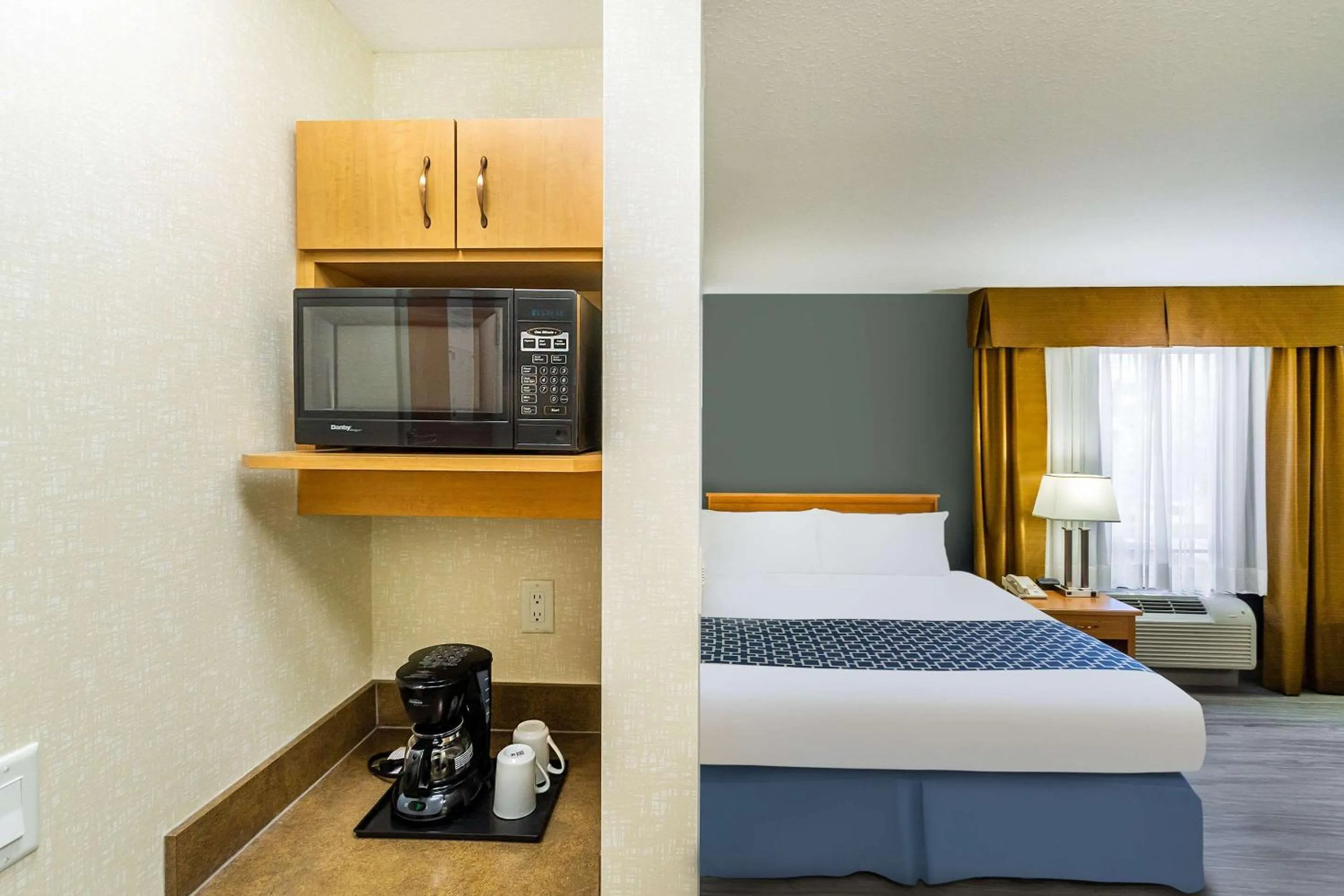Bedroom, Bed in Econo Lodge Inn & Suites University