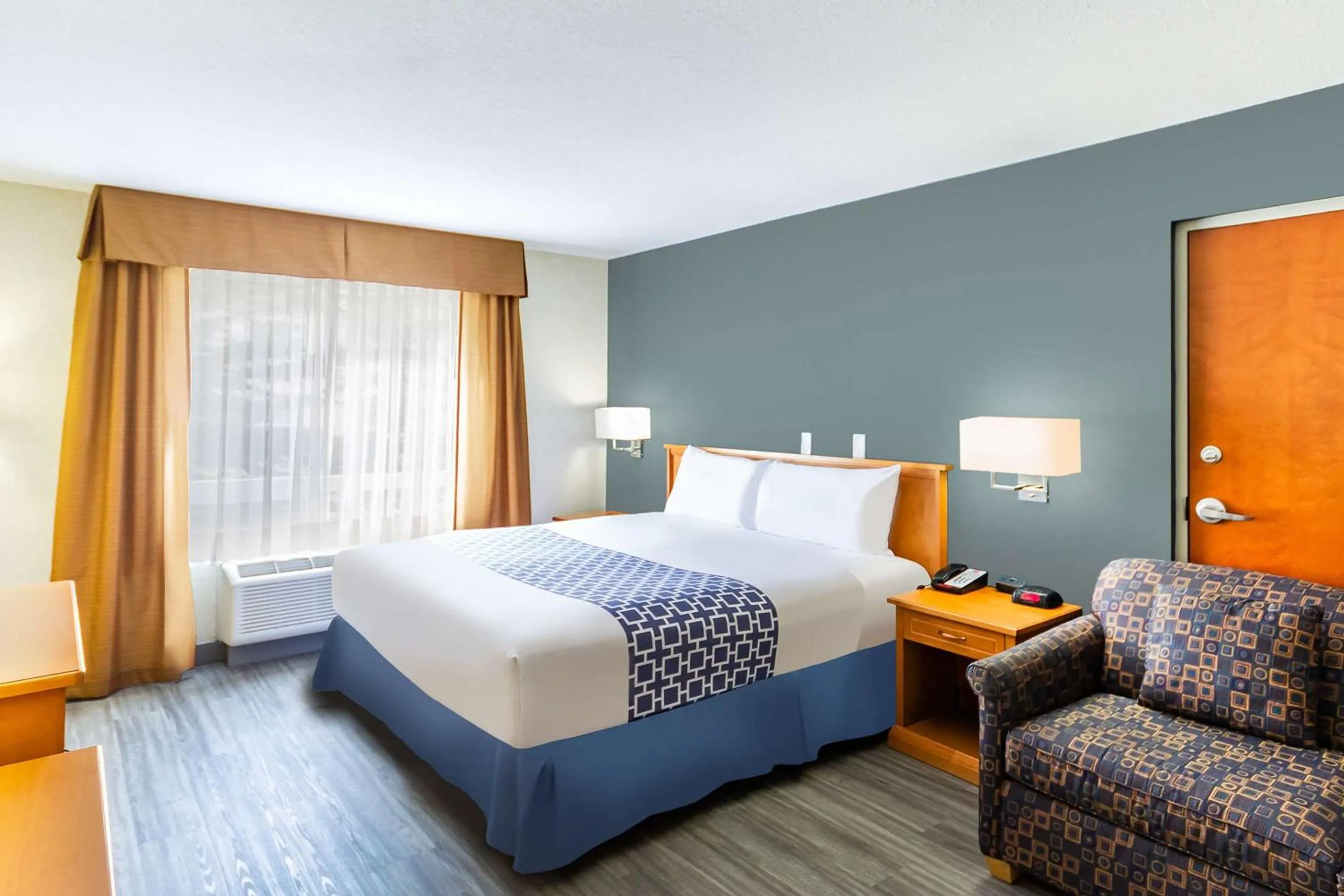 Bedroom, Bed in Econo Lodge Inn & Suites University