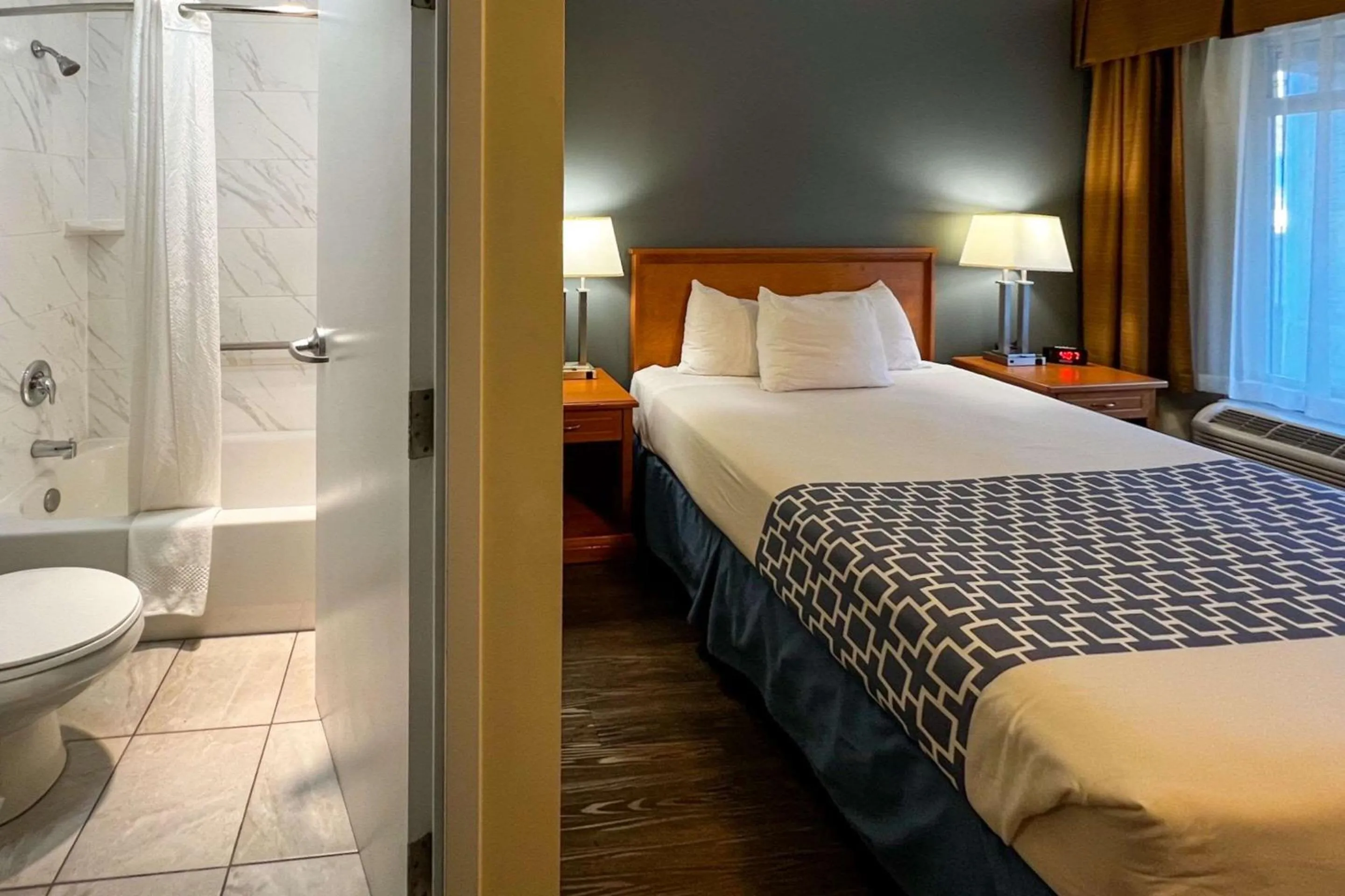 Bedroom, Bed in Econo Lodge Inn & Suites University