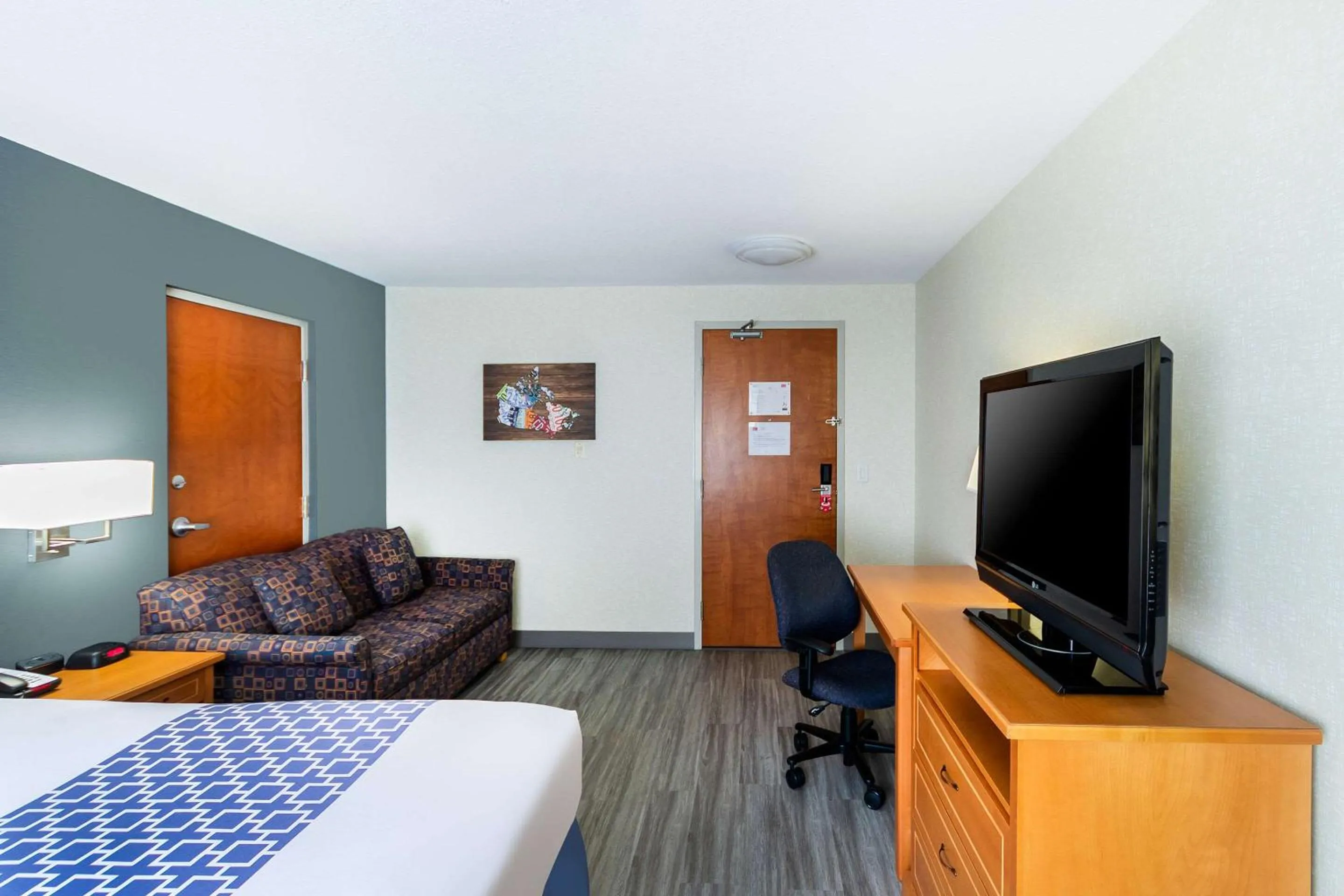 Bedroom, Bed in Econo Lodge Inn & Suites University