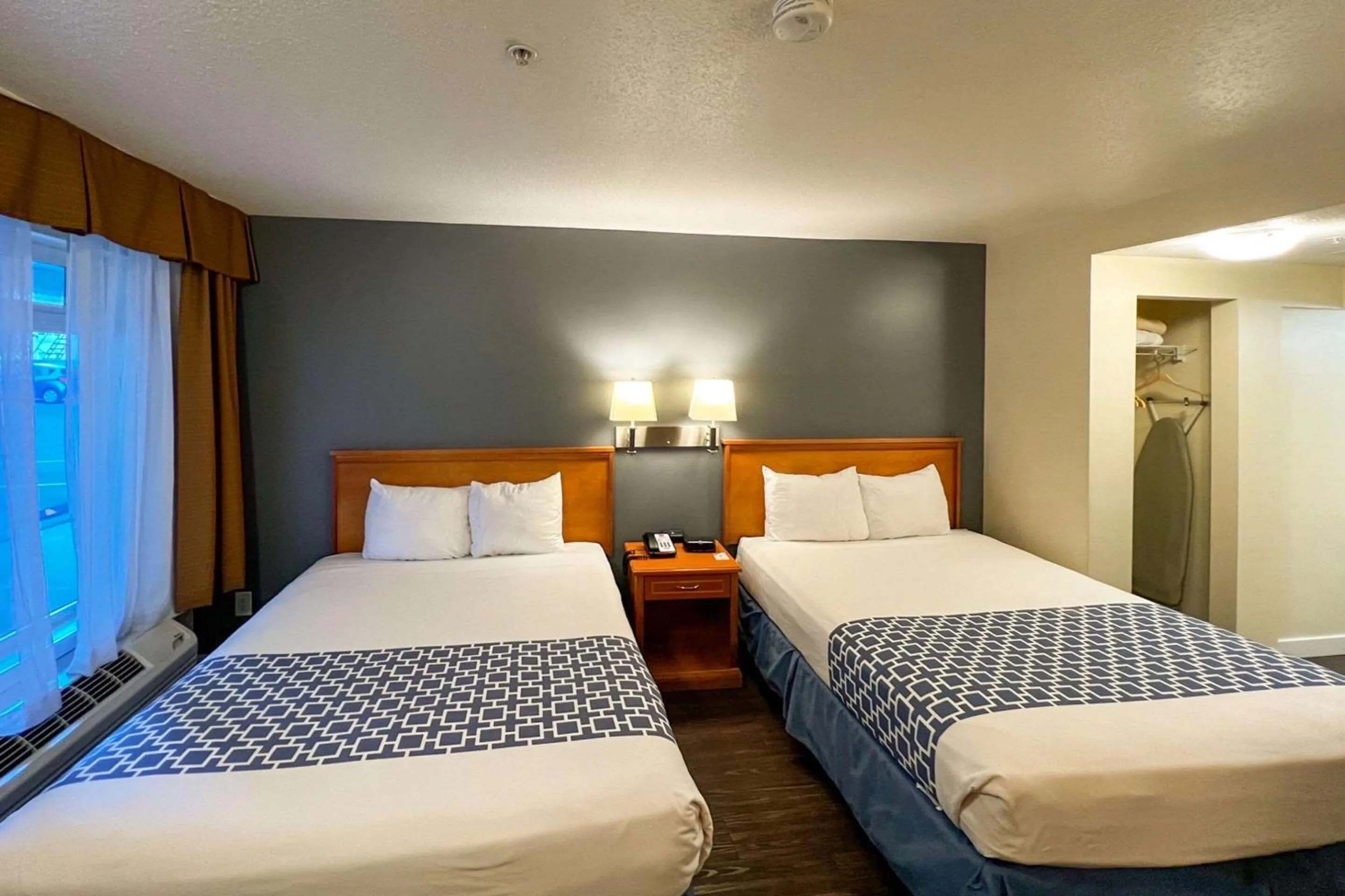 Bedroom, Bed in Econo Lodge Inn & Suites University
