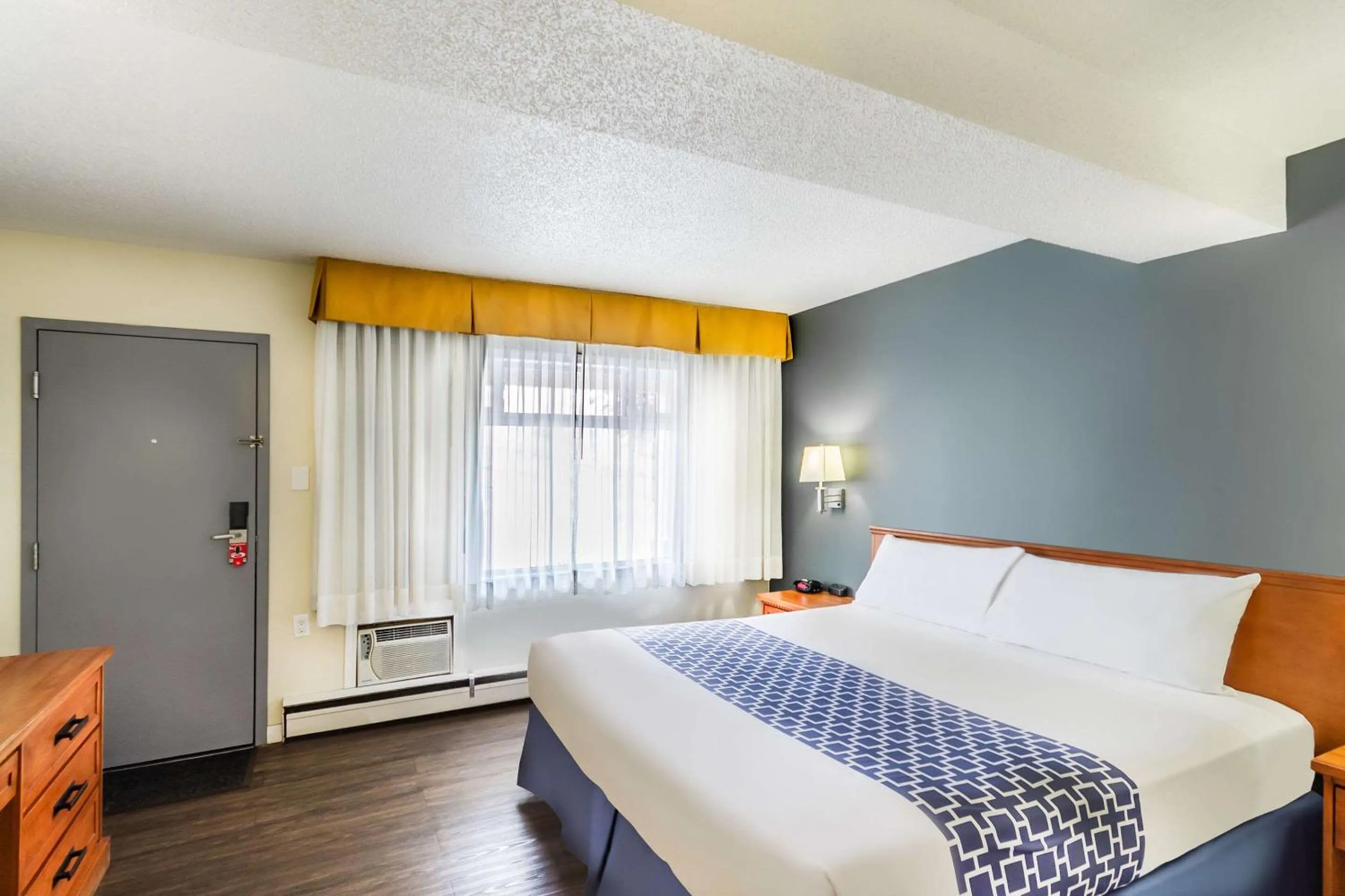 Bedroom, Bed in Econo Lodge Inn & Suites University