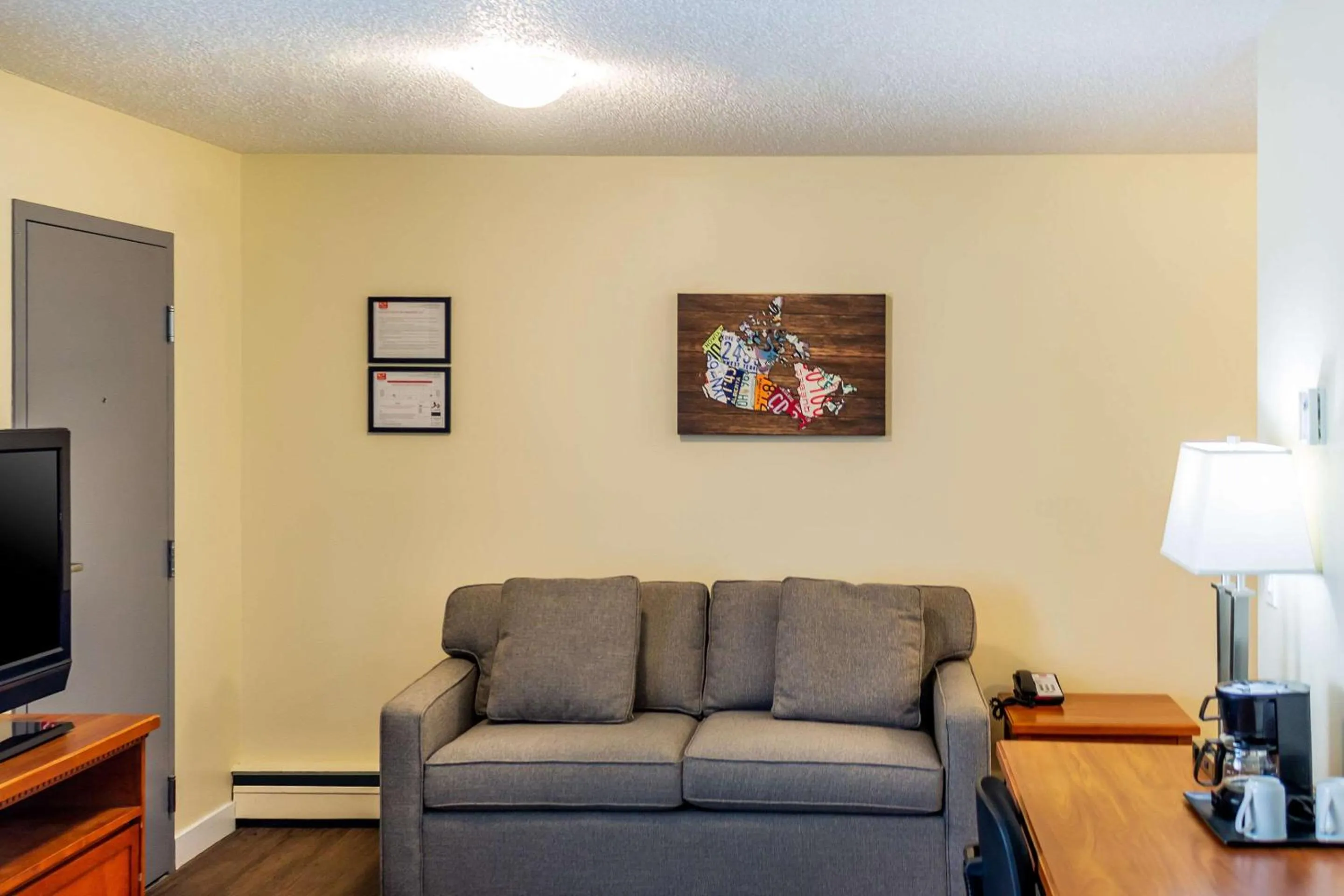 Bedroom in Econo Lodge Inn & Suites University