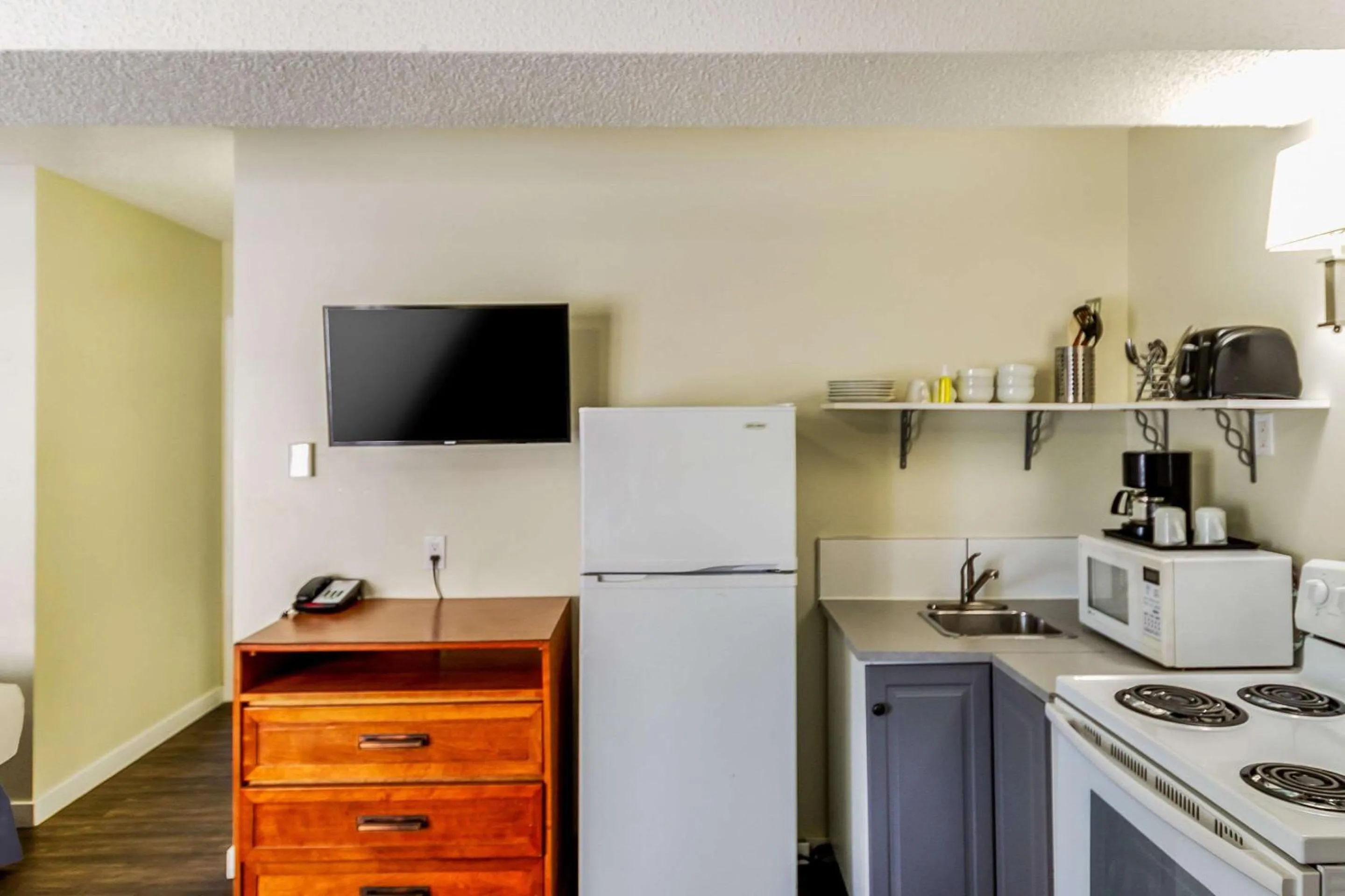 Bedroom in Econo Lodge Inn & Suites University