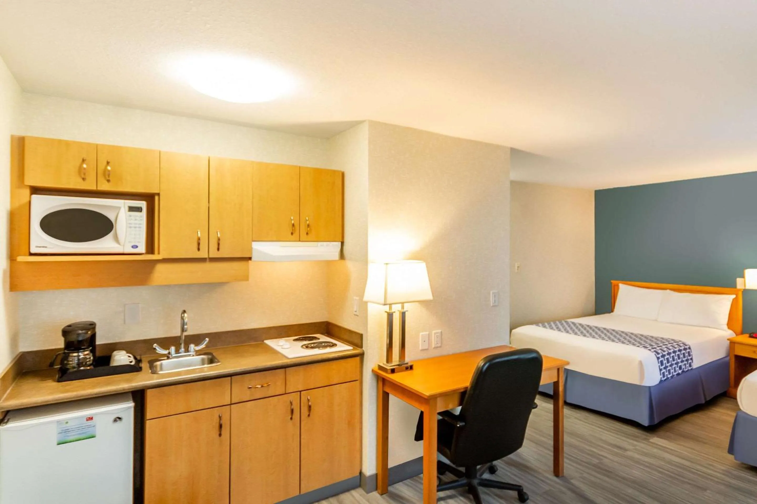Bedroom, Bed in Econo Lodge Inn & Suites University