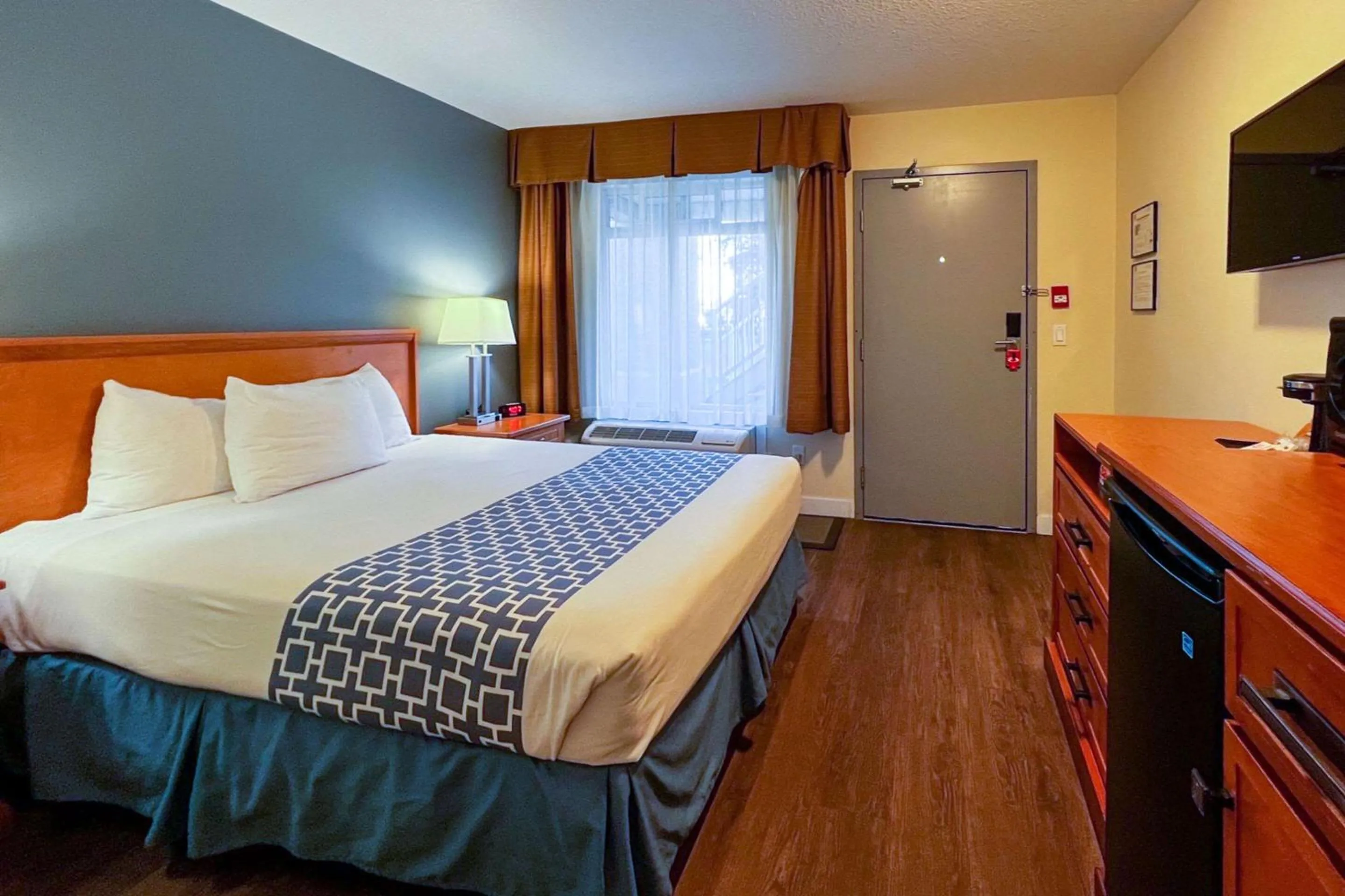 Bedroom, Bed in Econo Lodge Inn & Suites University