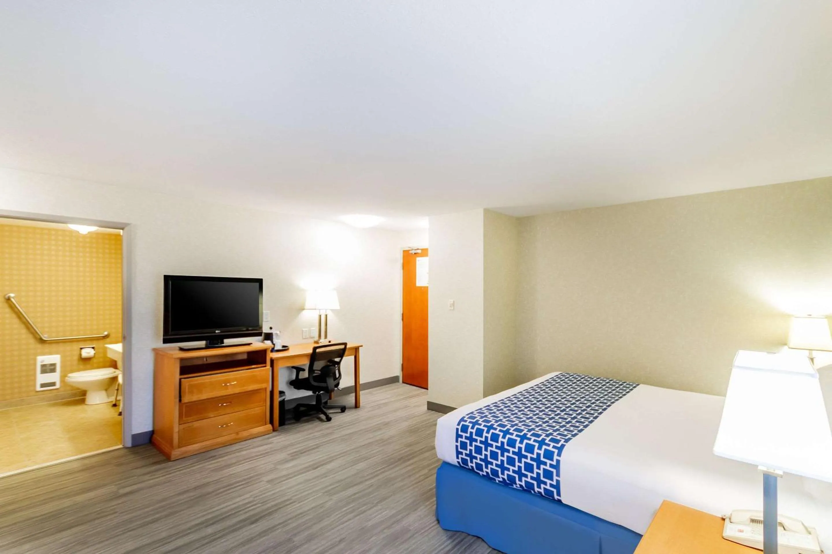 Bedroom, Bed in Econo Lodge Inn & Suites University
