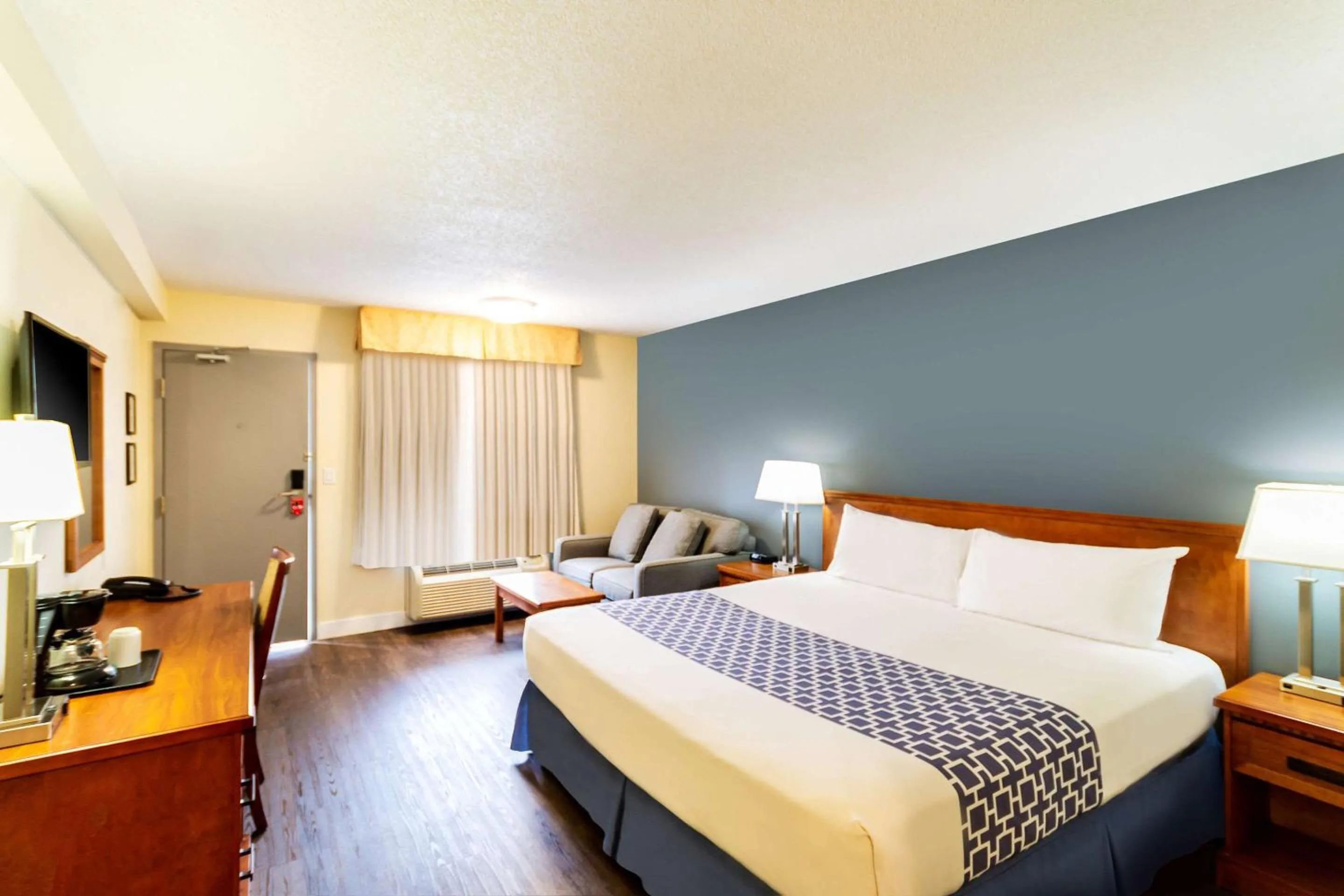 Bedroom, Bed in Econo Lodge Inn & Suites University