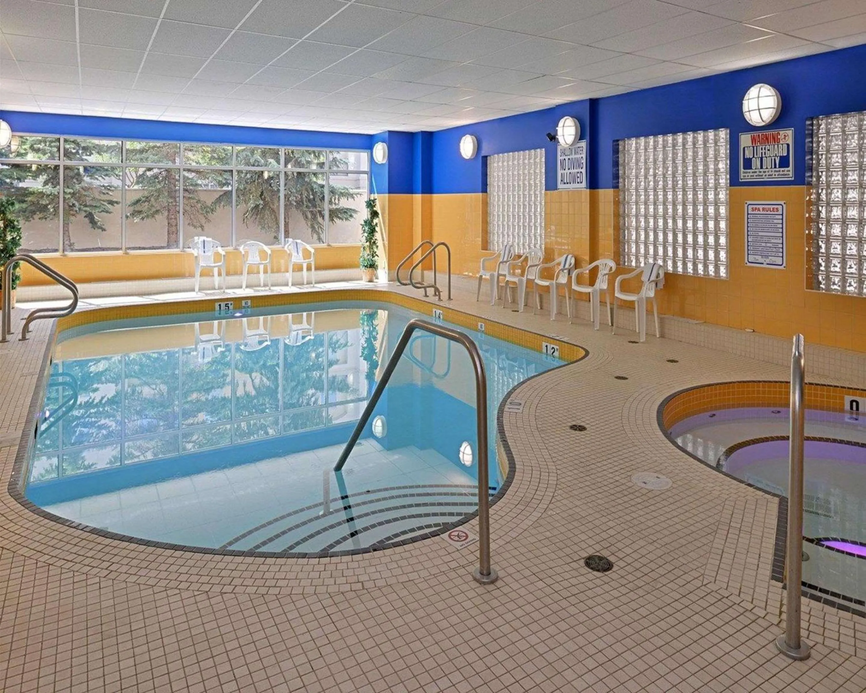 Swimming pool in Econo Lodge Inn & Suites University