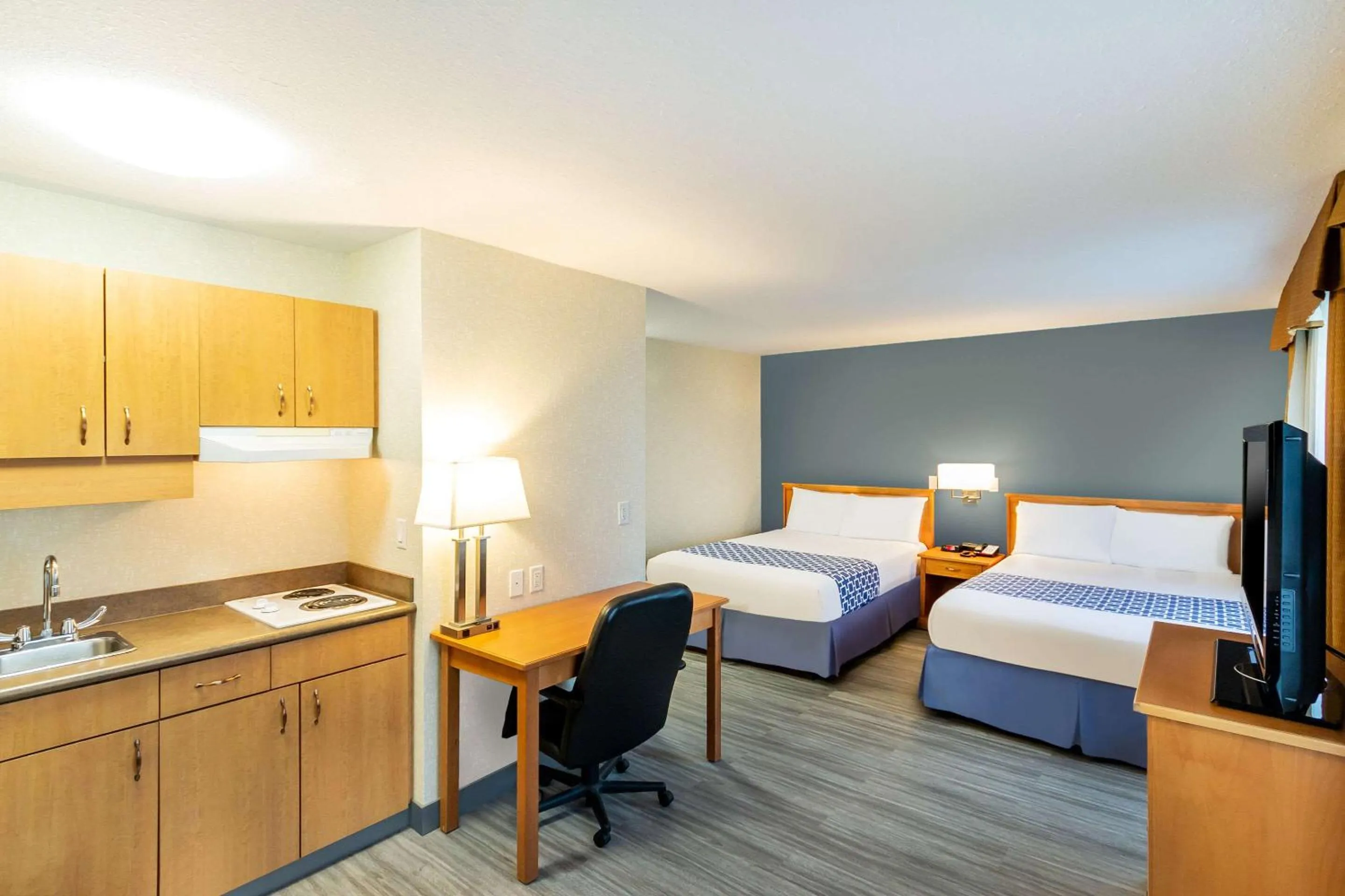 Bedroom, Bed in Econo Lodge Inn & Suites University