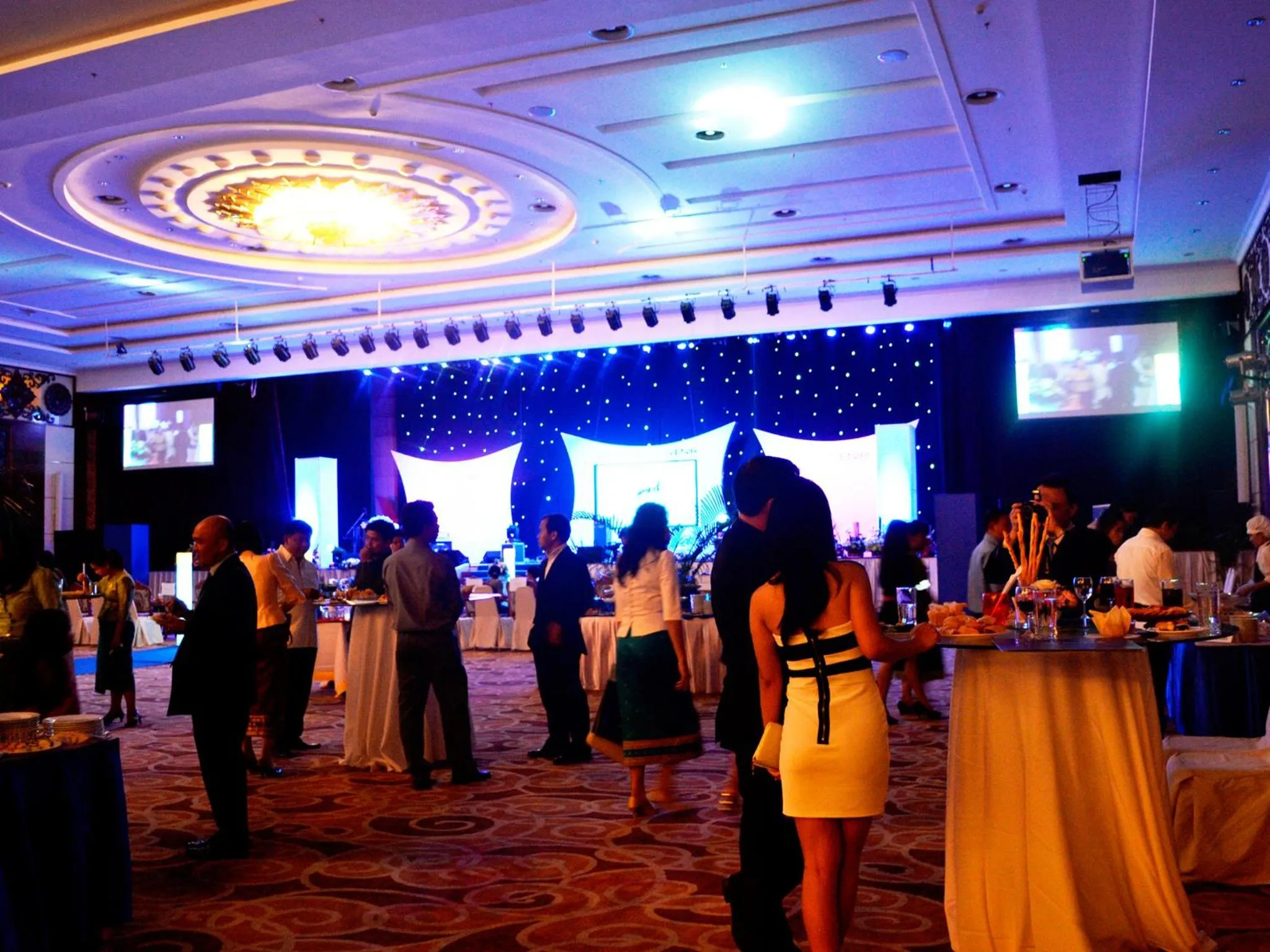 group of guests in Don Chan Palace Hotel & Convention