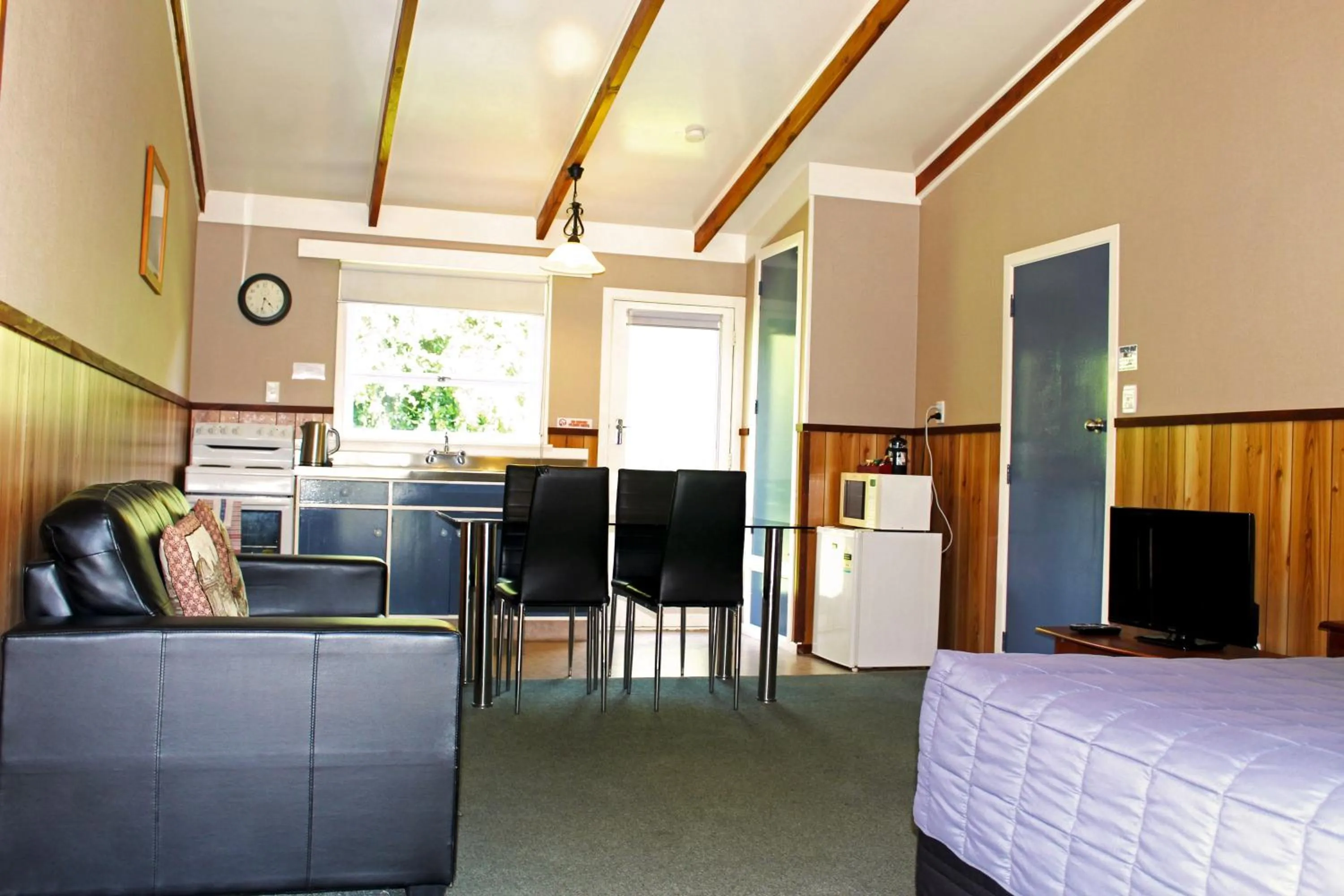 Photo of the whole room, Bed in Fairy Springs Motel