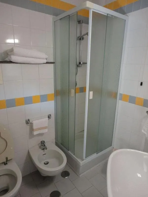 Shower in Hotel Candia