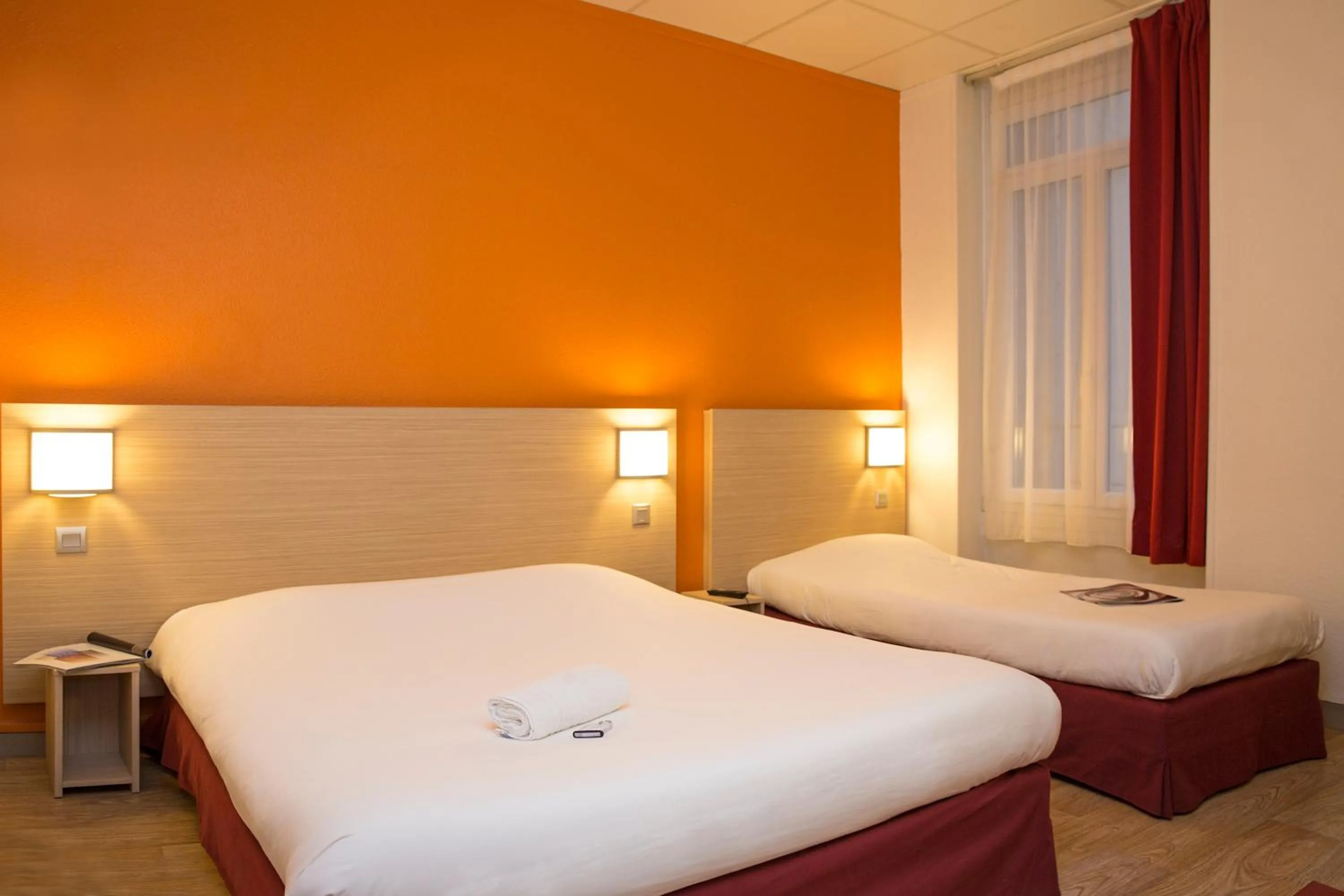 Photo of the whole room, Room Photo in Hôtel de L'UNIVERS LILLE