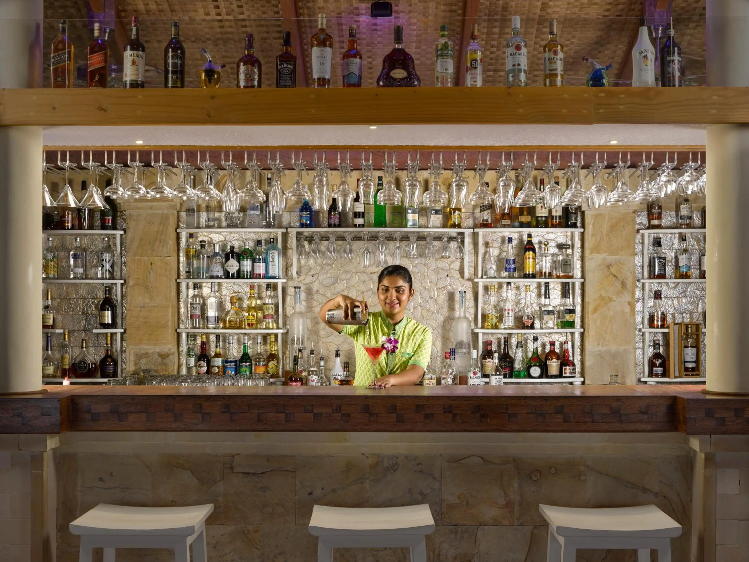 Lounge or bar in Royal Island Resort Maldives