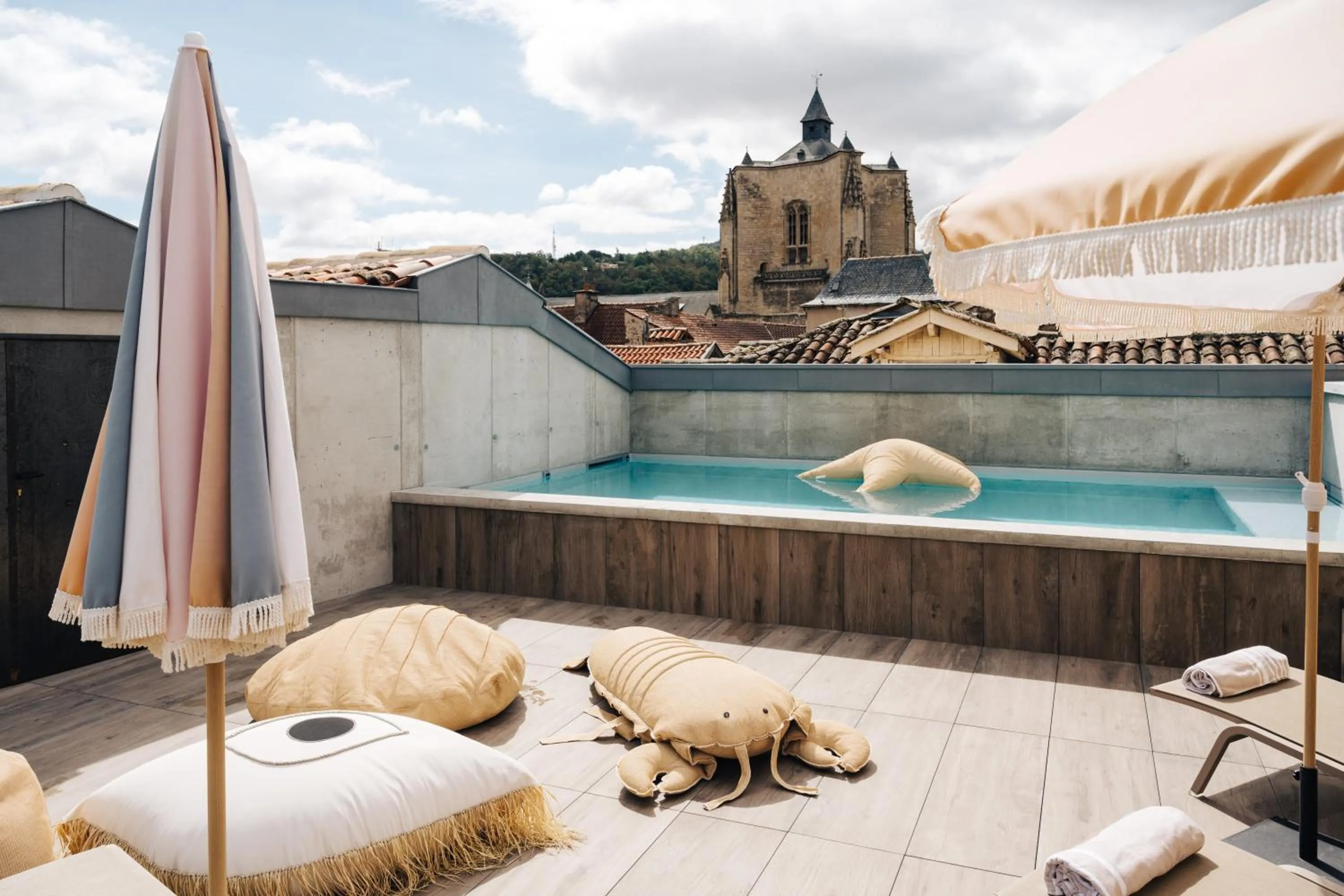 Swimming pool in Urban Style HOTEL LES FLEURINES