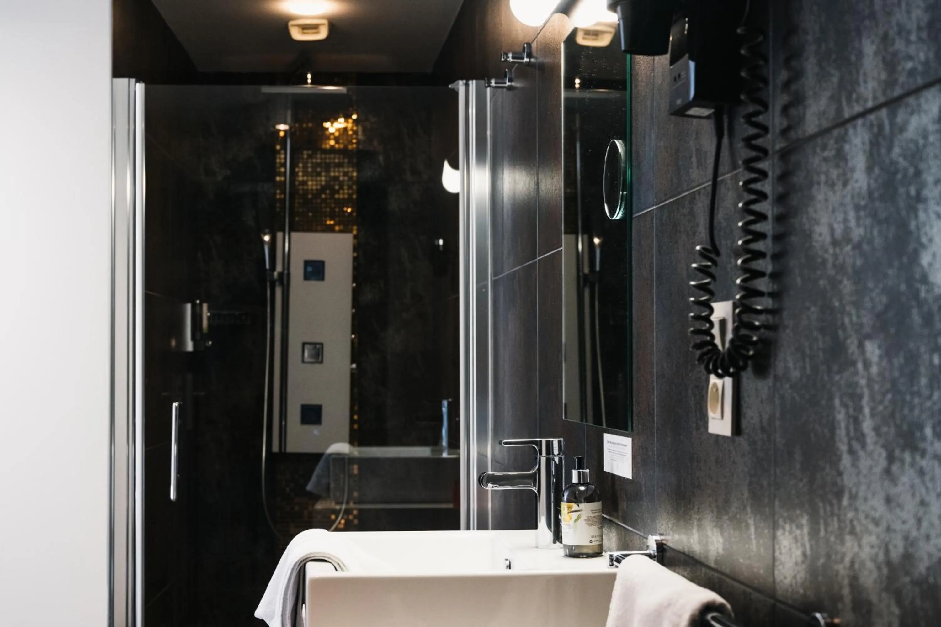 Bathroom in Urban Style HOTEL LES FLEURINES