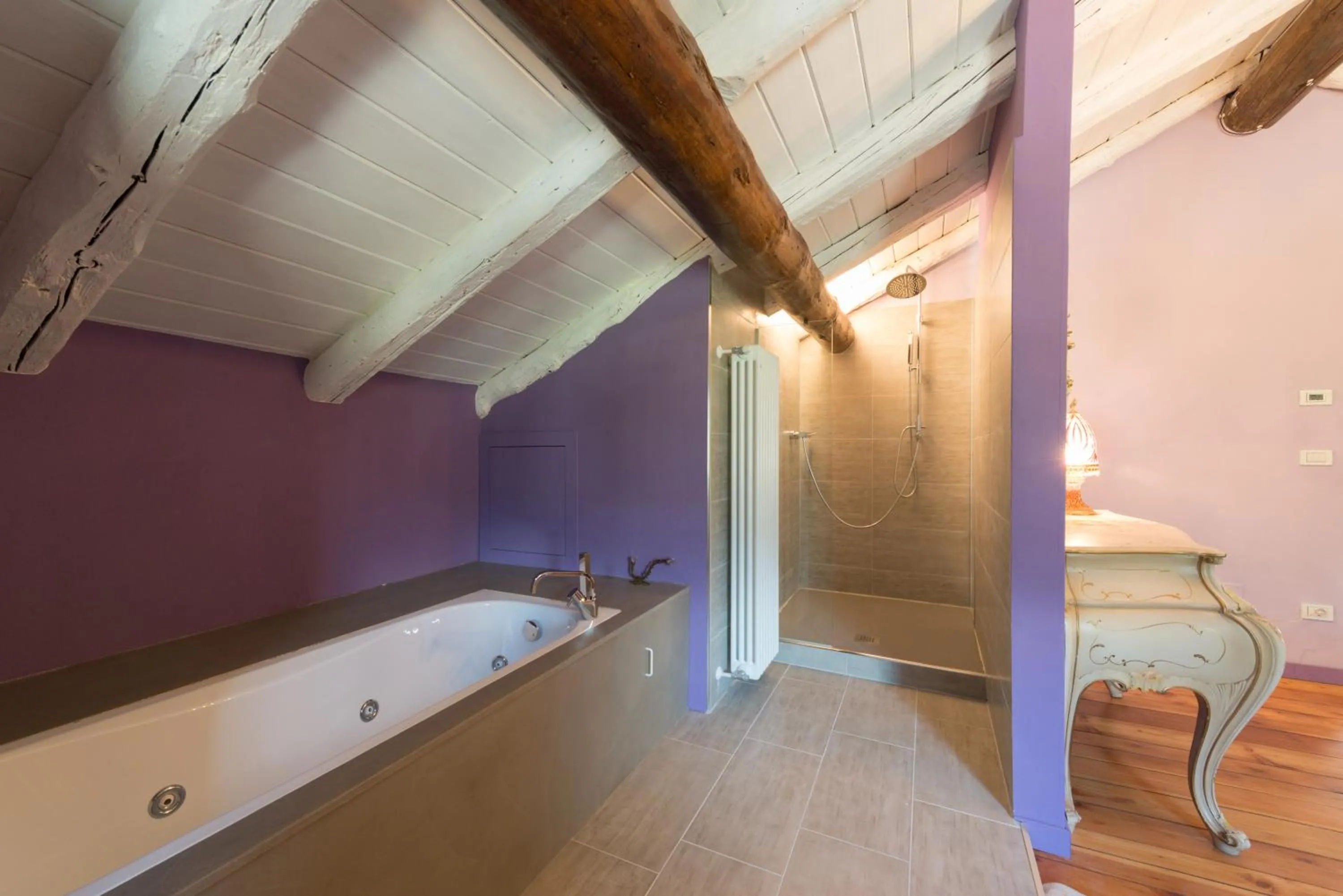 Shower in Quart de Lune