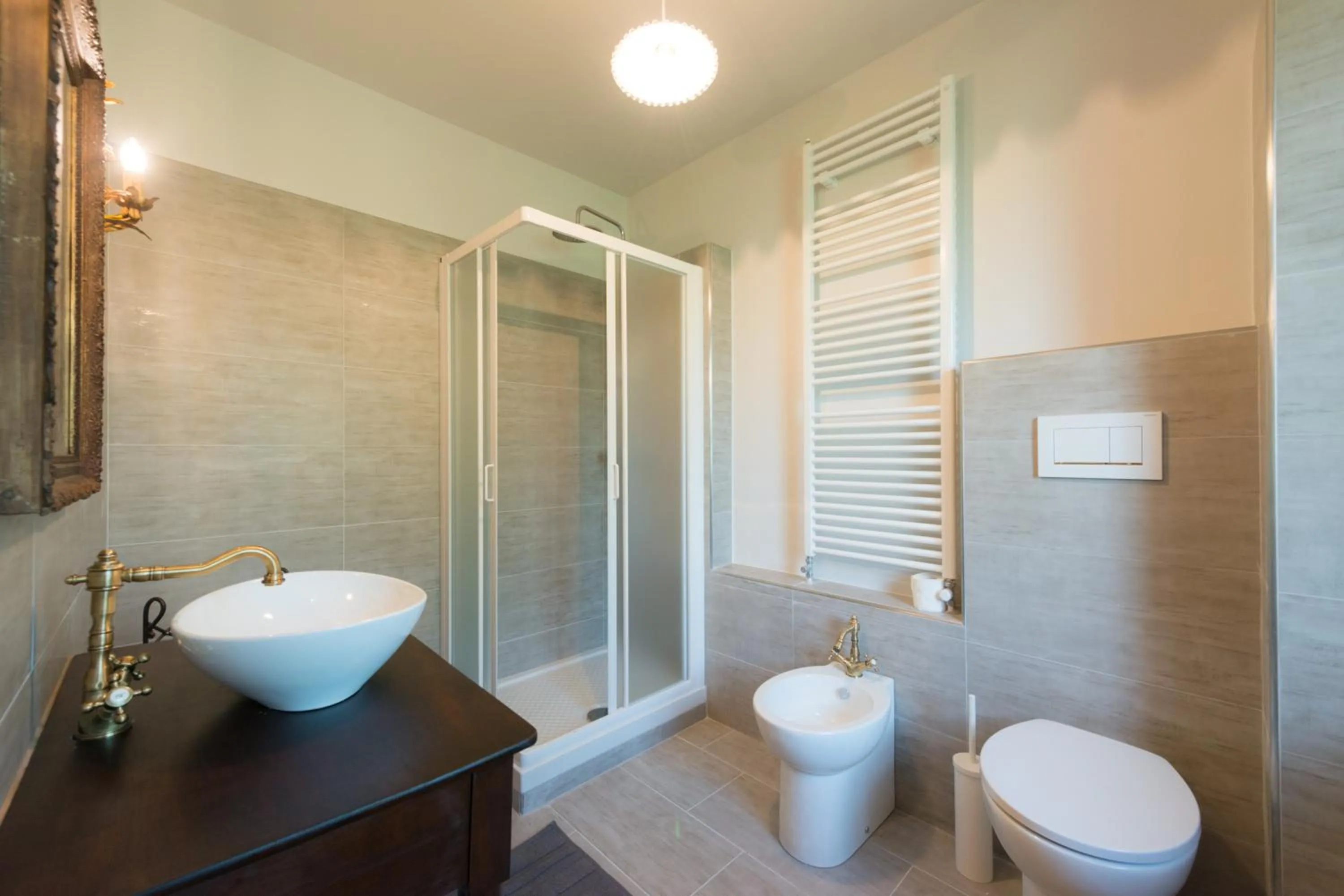 Shower in Quart de Lune