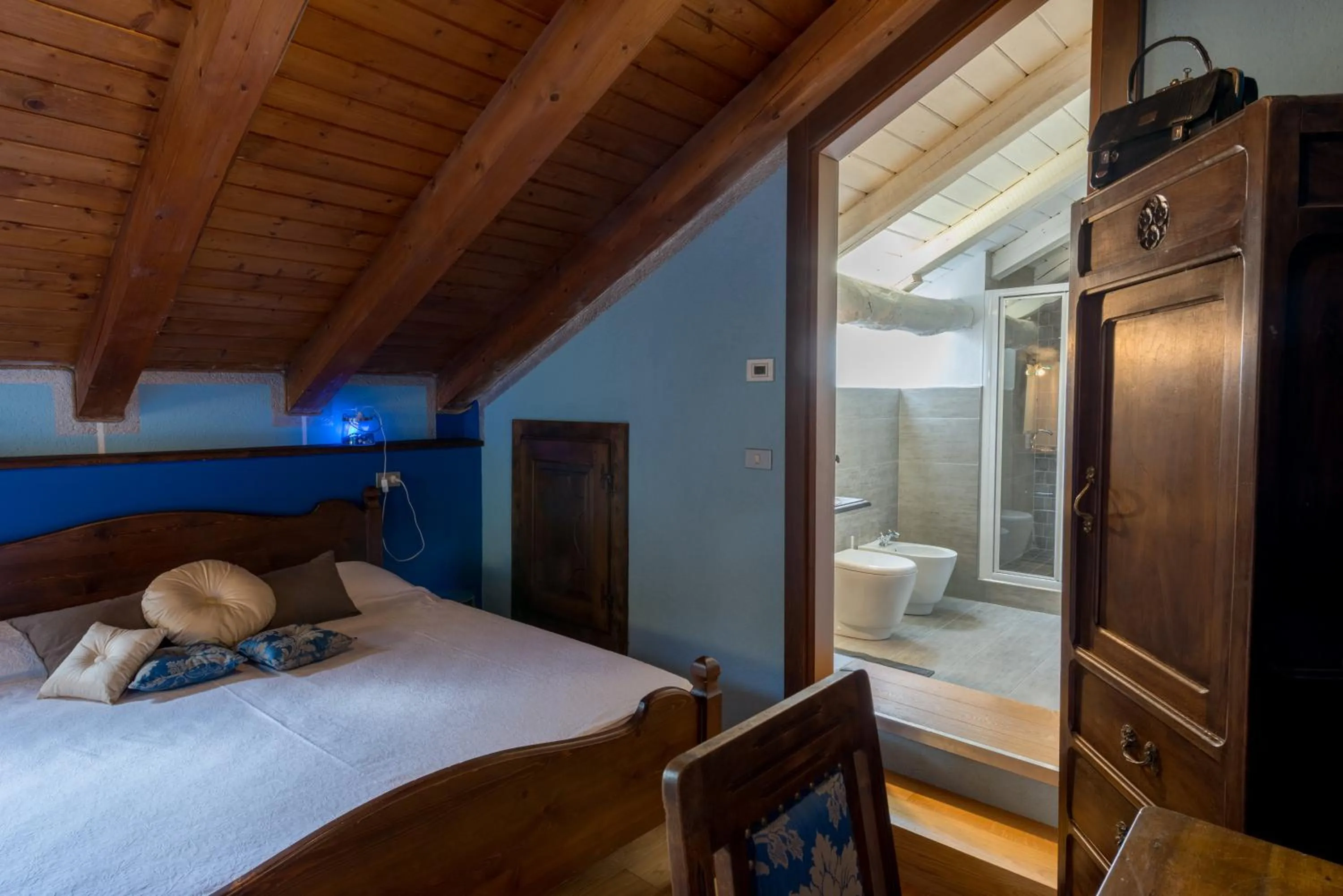 Bed in Quart de Lune