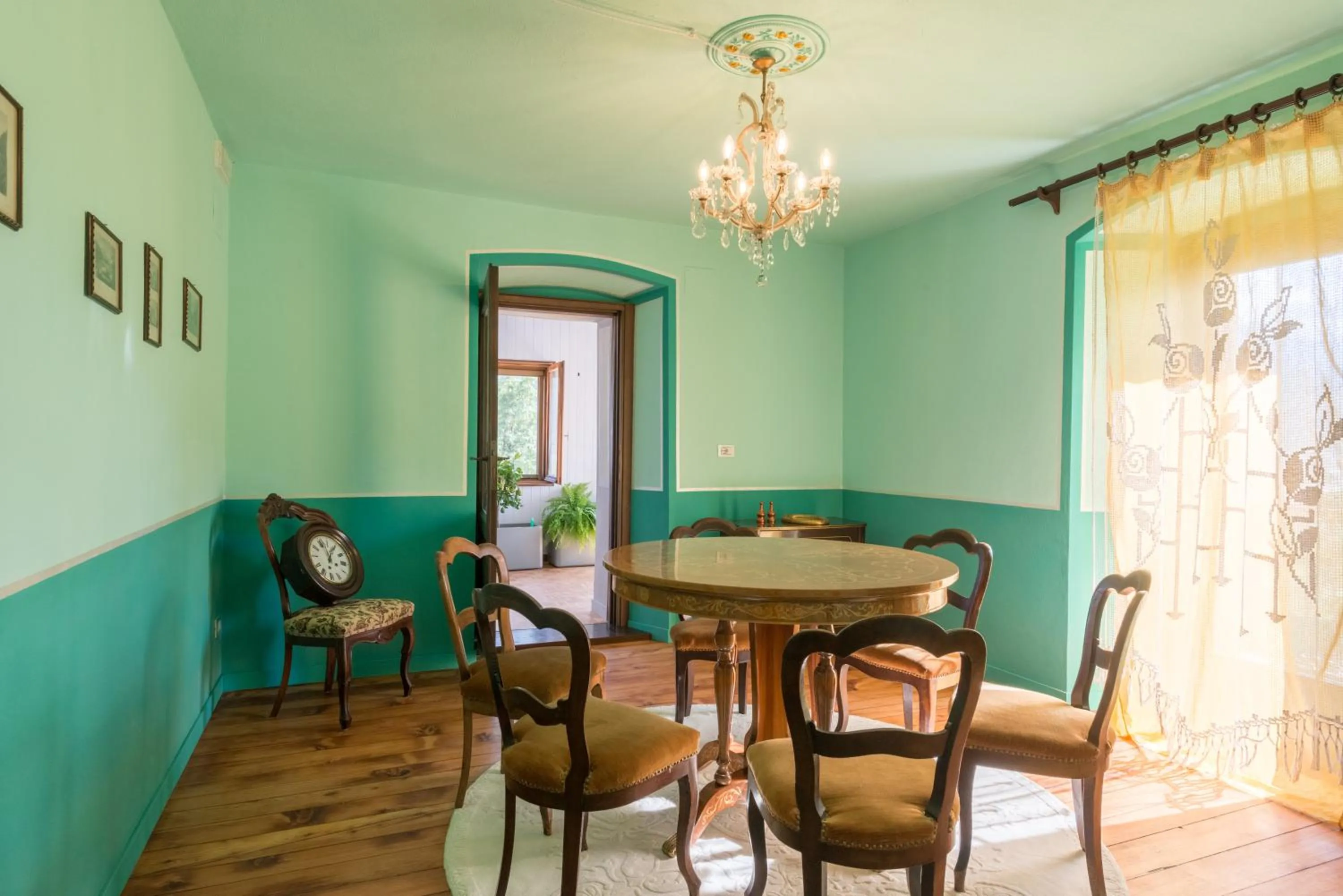 Communal lounge/ TV room in Quart de Lune