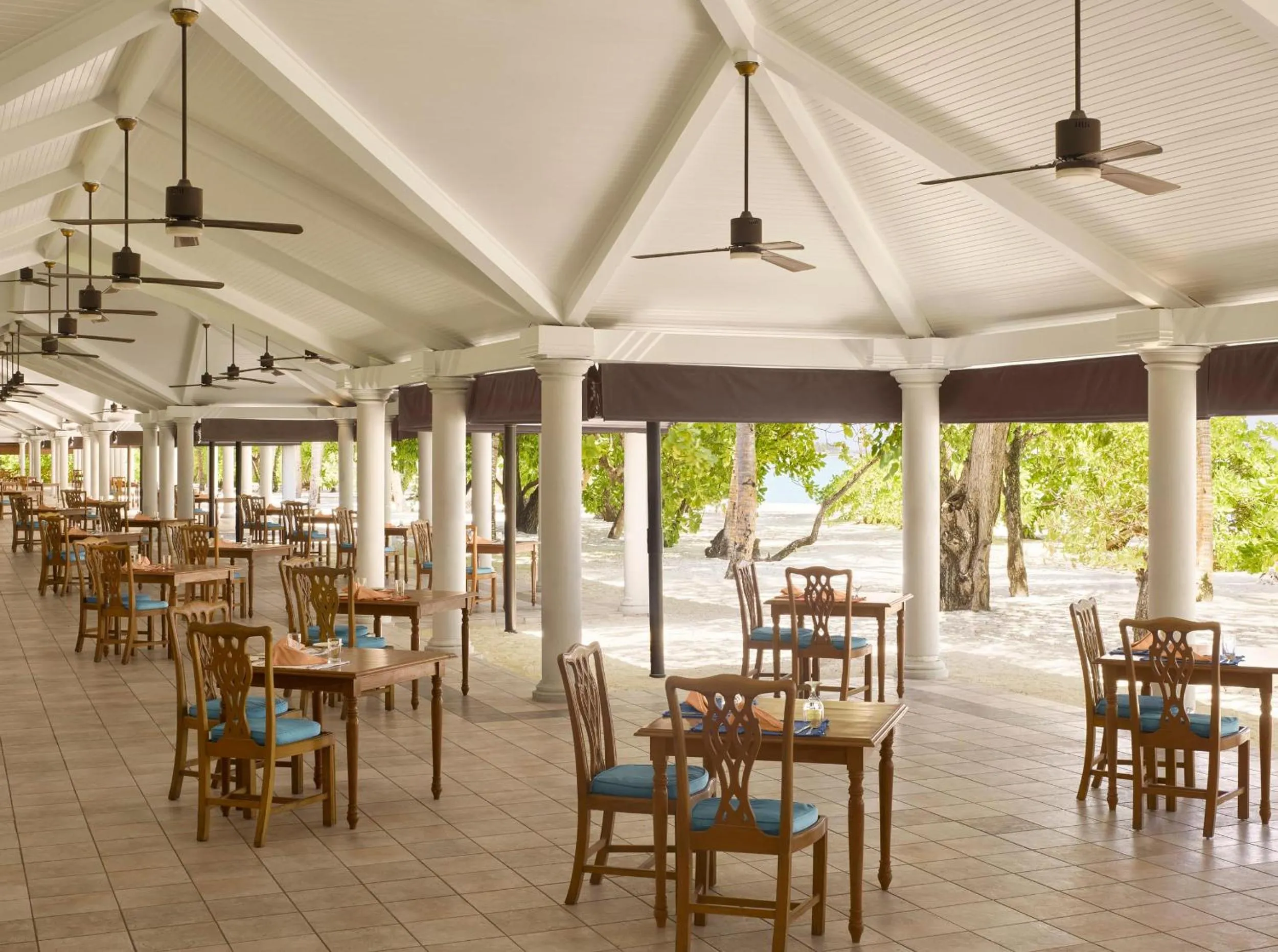 Restaurant/places to eat in Villa Park Sun Island Resort