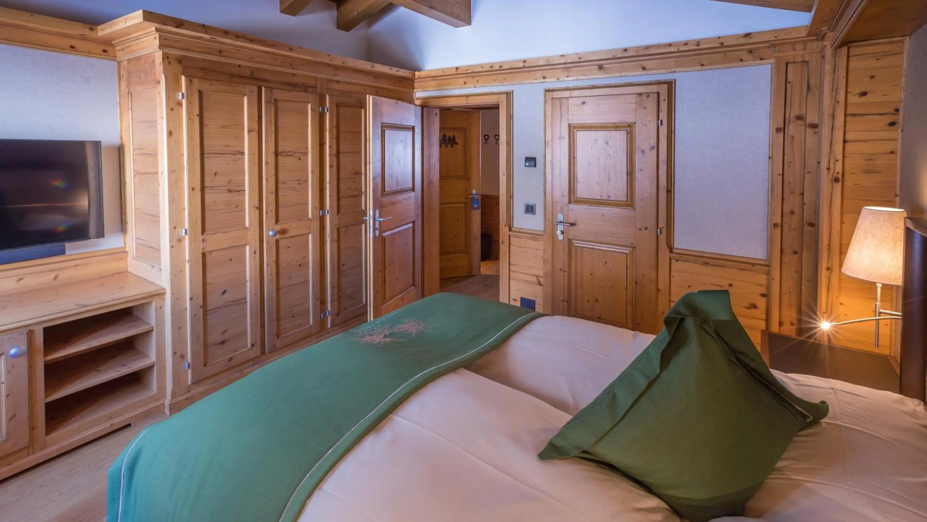 Bedroom, Bed in Riffelalp Resort 2222m Ski-in & Ski-out