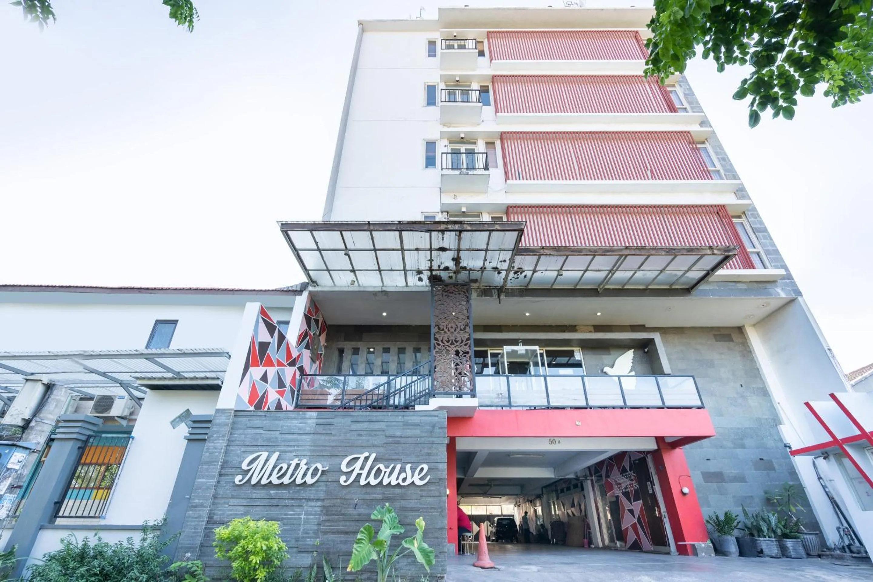 Facade/entrance in Flagship 91863 Metro House