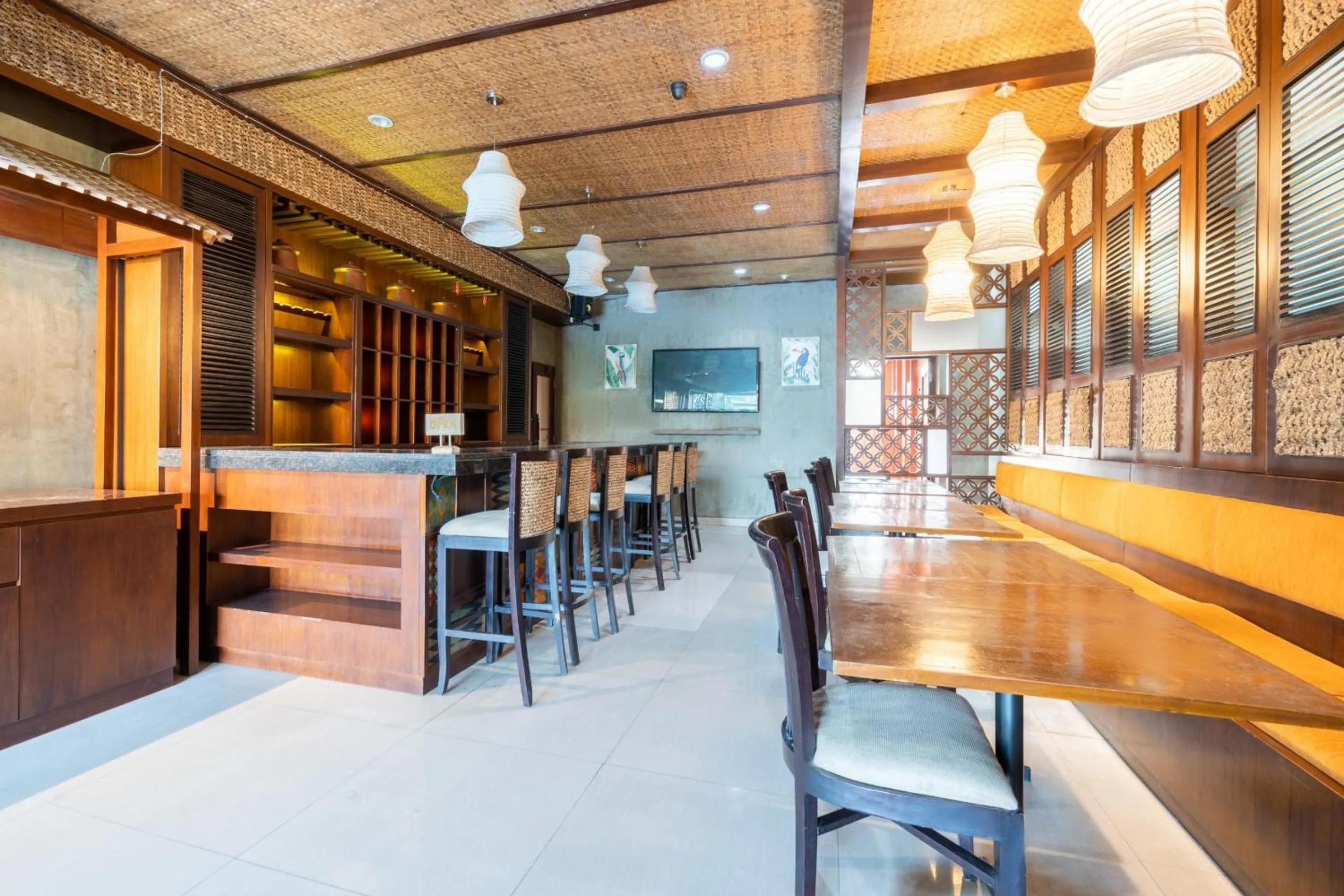 Restaurant/places to eat in Flagship 91863 Metro House