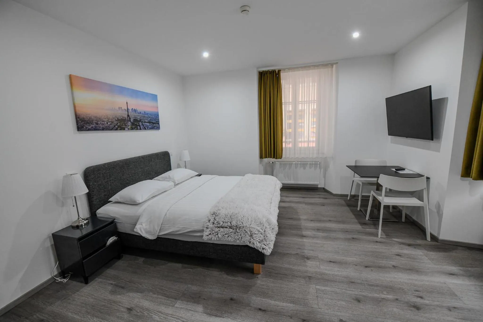 Bedroom, Bed in Hotel de France