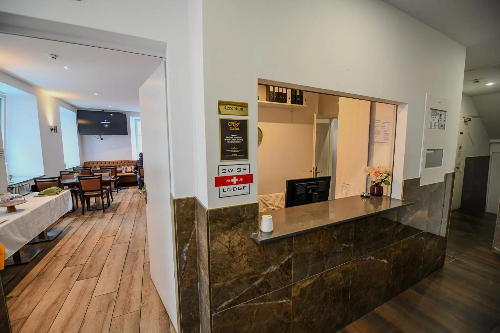 Communal lounge/ TV room in Hotel de France