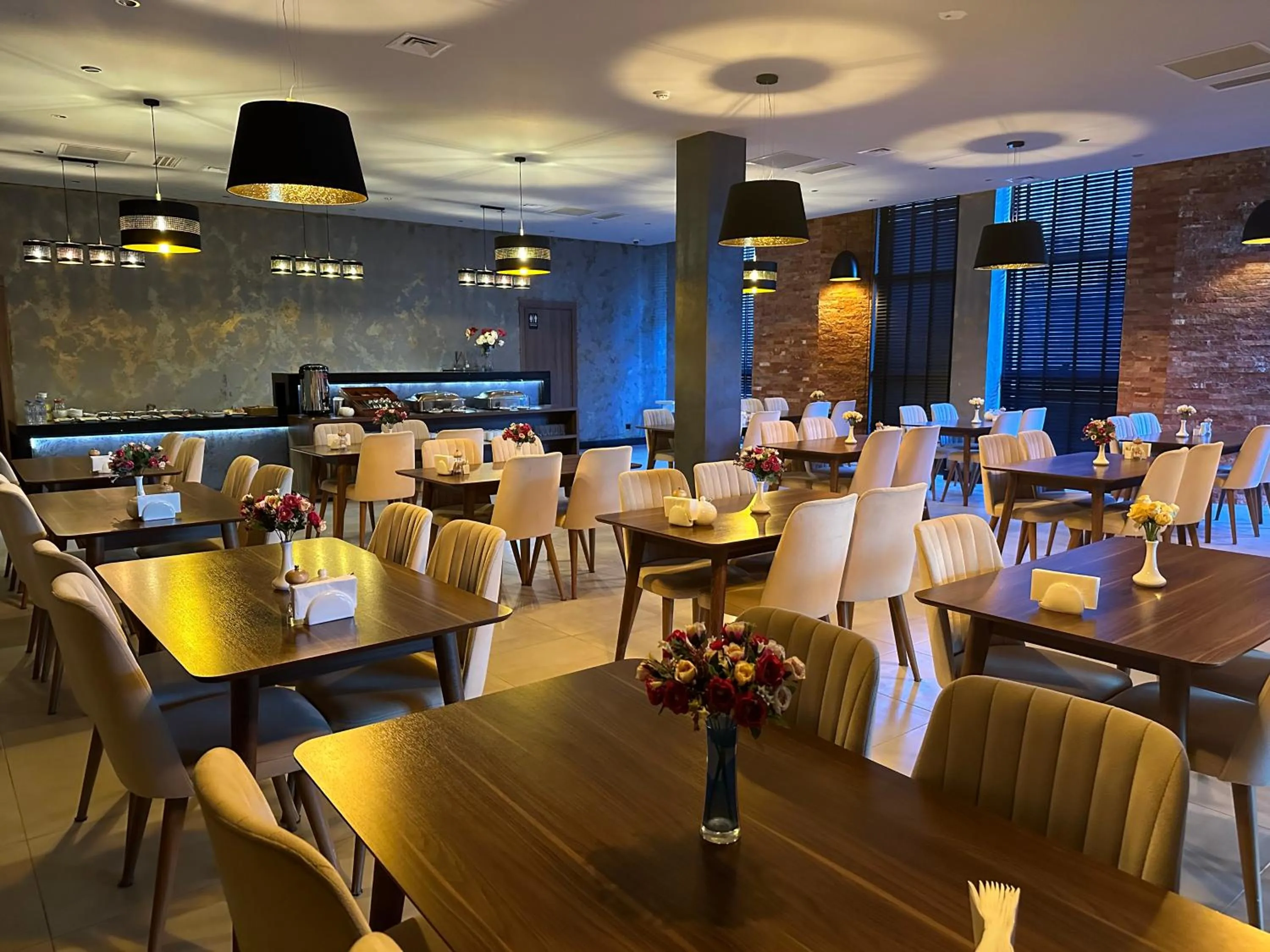 Restaurant/places to eat in Hotel Tsereteli Palace